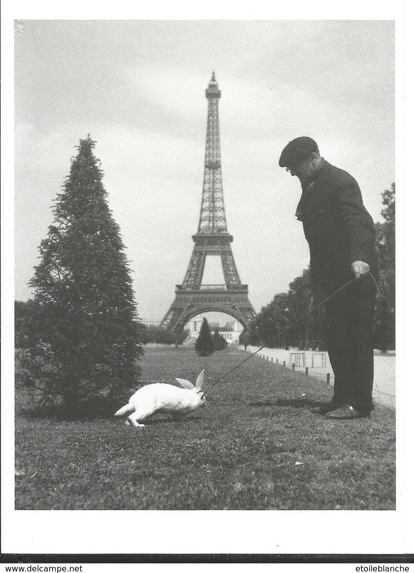 CPM Photo Robert Doisneau, Paris 1944 'lapin Au Champ De Mars' - Tour Eiffel, Animal, Promenade En Laisse, Homme - Doisneau