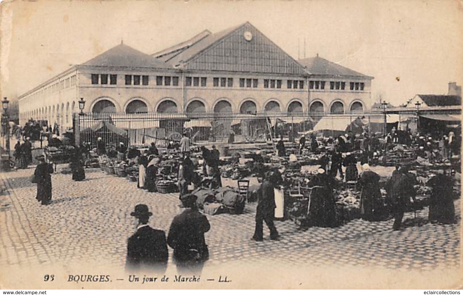 Bourges      18   Lot de 19 cartes  .Usine.Rues.Marché.Magasin     (voir scan)