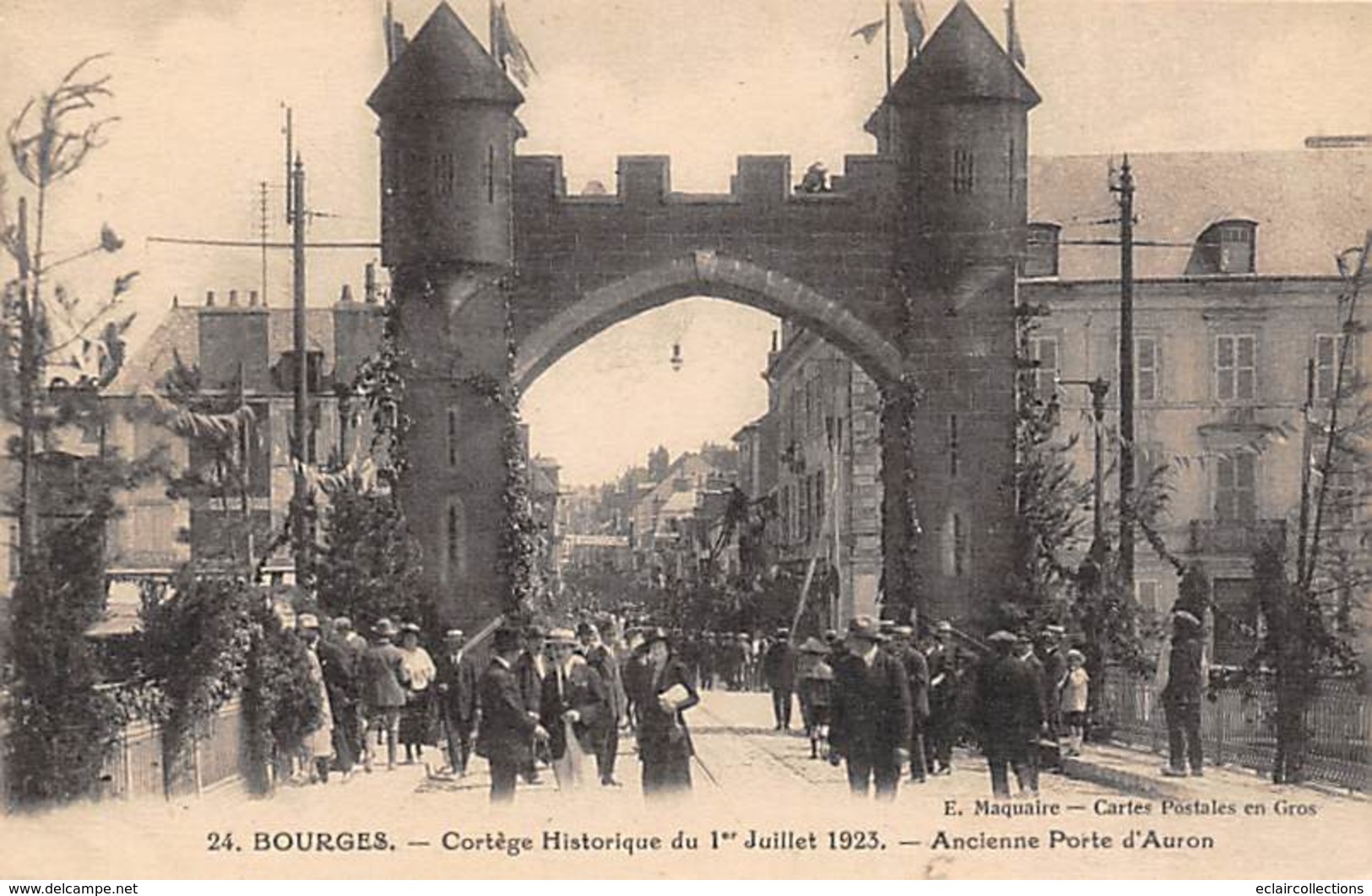 Bourges      18   Lot de 18 cartes  . Cortège historique,Commerce, Usine; Canal      (voir scan)