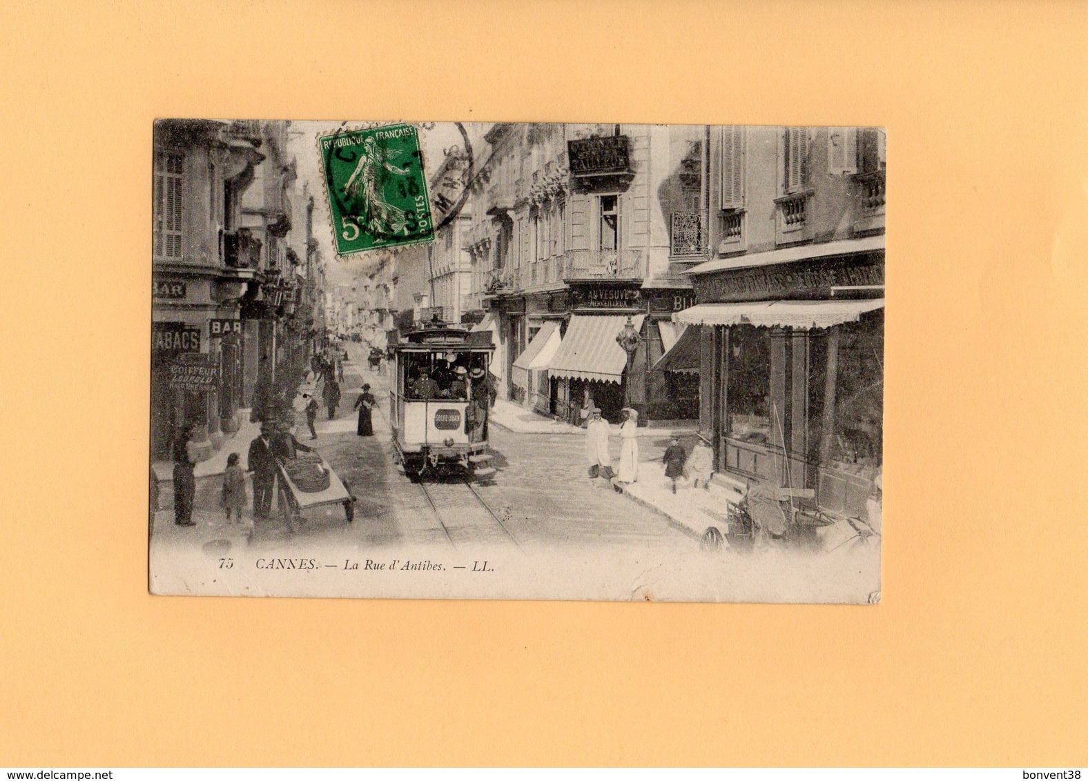 Carte Postale - CANNES - D06 - La Rue D'Antibes - Cannes