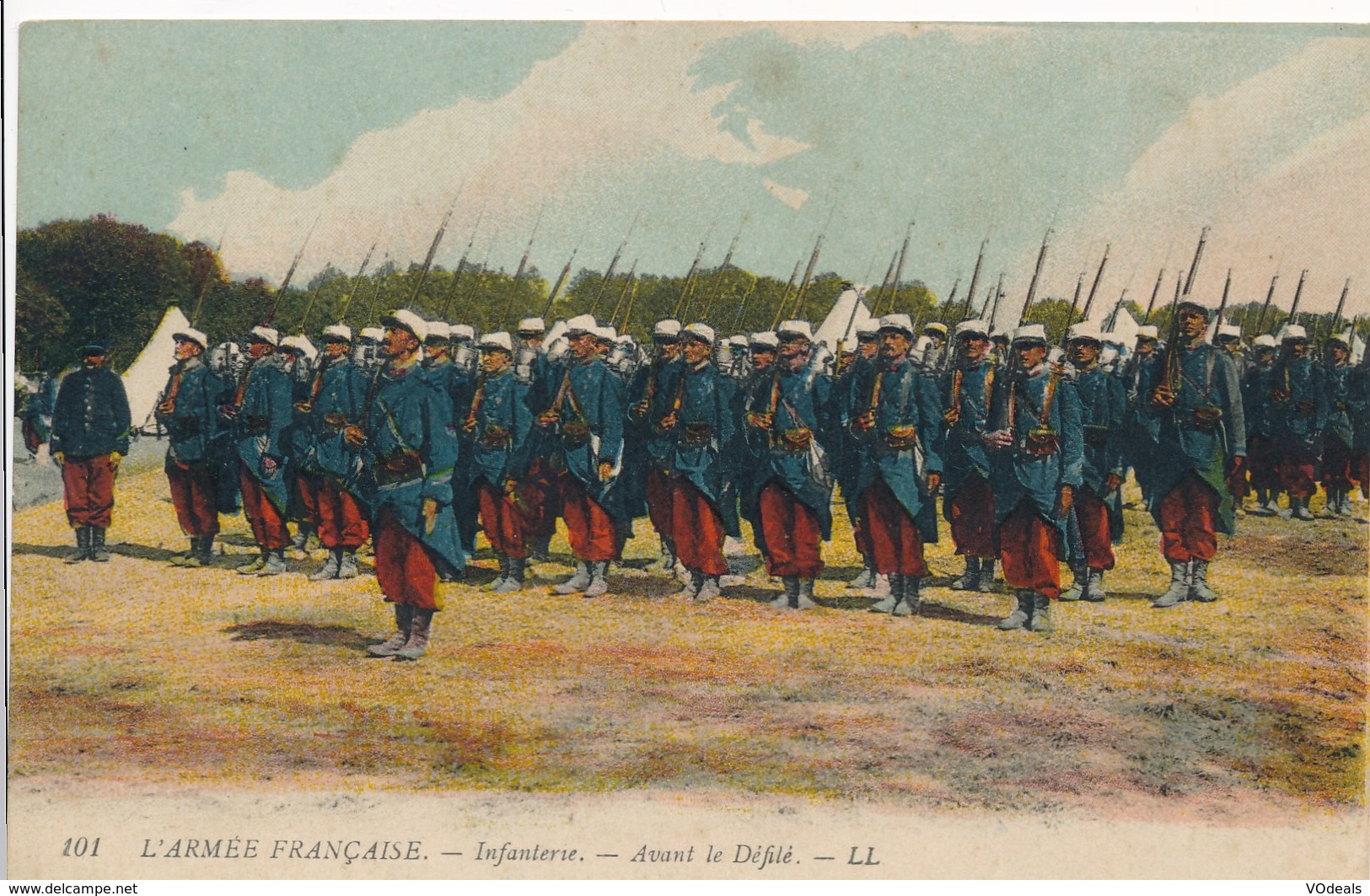 CPA - Thèmes - Militaria - Régiments - L'Armée Française - Infanterie - Avant Le Défilé - Régiments