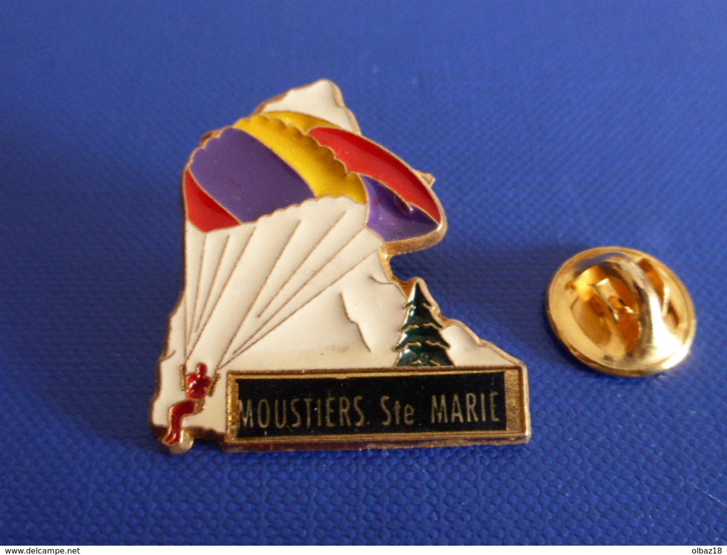 Pin's Moustiers Ste Sainte Marie - Parachutisme Montagne - Zamac Martineau (PU65) - Parachutespringen