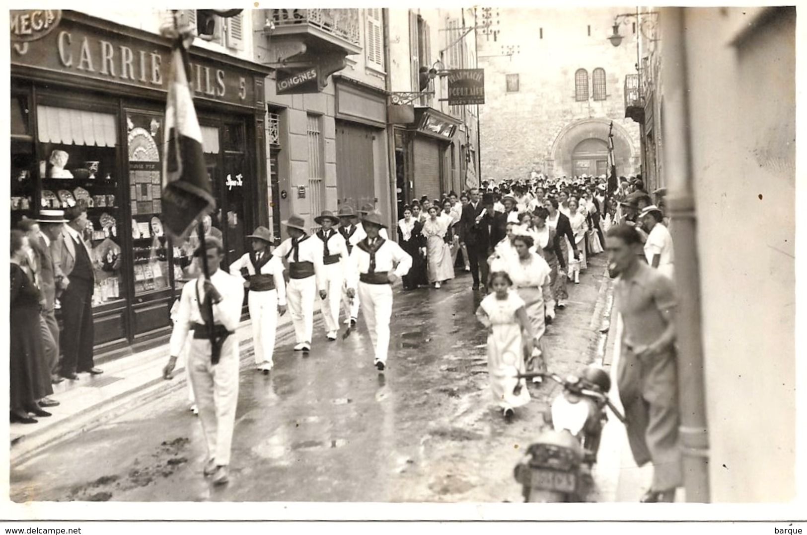 D13 . C Photo . ARLES . Défilé Des Farandoleurs En Centre Ville .TTB Animation .. - Arles