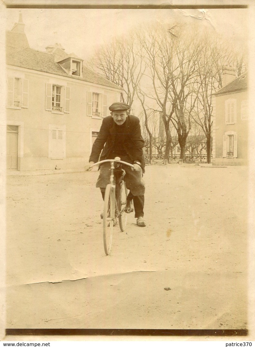 PHoto D'un Cycliste Sur Une Place Semble Montargis Ou Bourré Montrichard Val De Cher  Identifier - Lieux