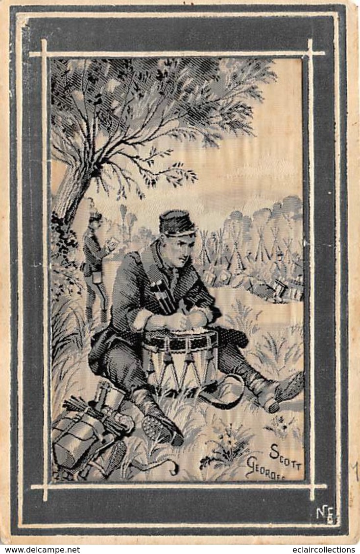 Militaria  Guerre 14/18. Carte Tissée Sur Soie. Le Tambour.Dessin G.Scott  (pli Au Dos Non Visible Coté Soie Voir Scan) - Sonstige & Ohne Zuordnung