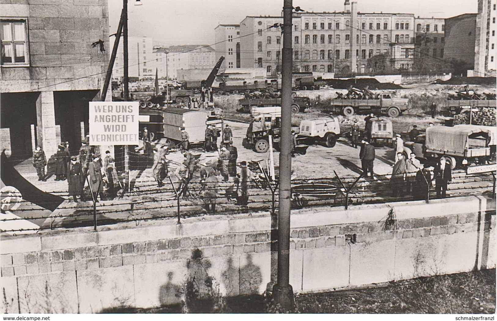 Foto AK Berlin Grenze Berliner Mauer Wall Blick Wilhelmstraße Wer Uns Angreift Wird Vernichtet West Sektor SBZ - Muro Di Berlino