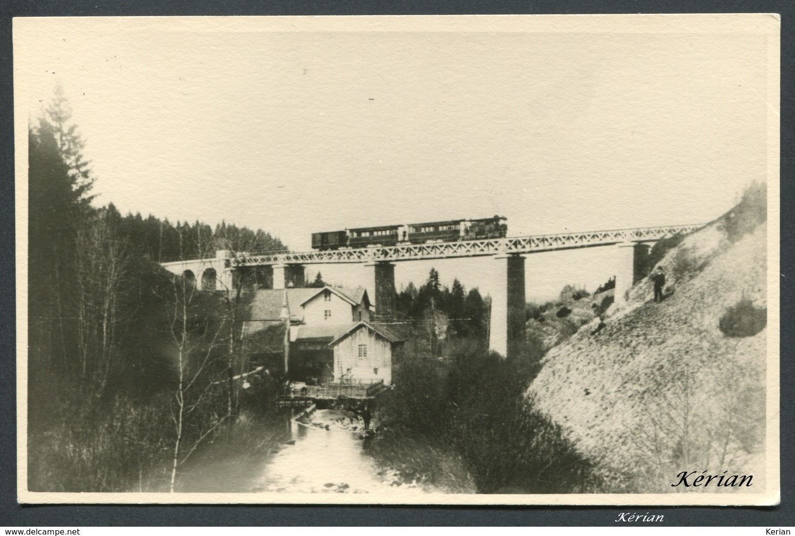 Photo Cartonné - Viaduc De Quinquenna - Machine Raismes Et Nouvelles Voitures à Bogies - CF Vicinaux Du Jura - Trains