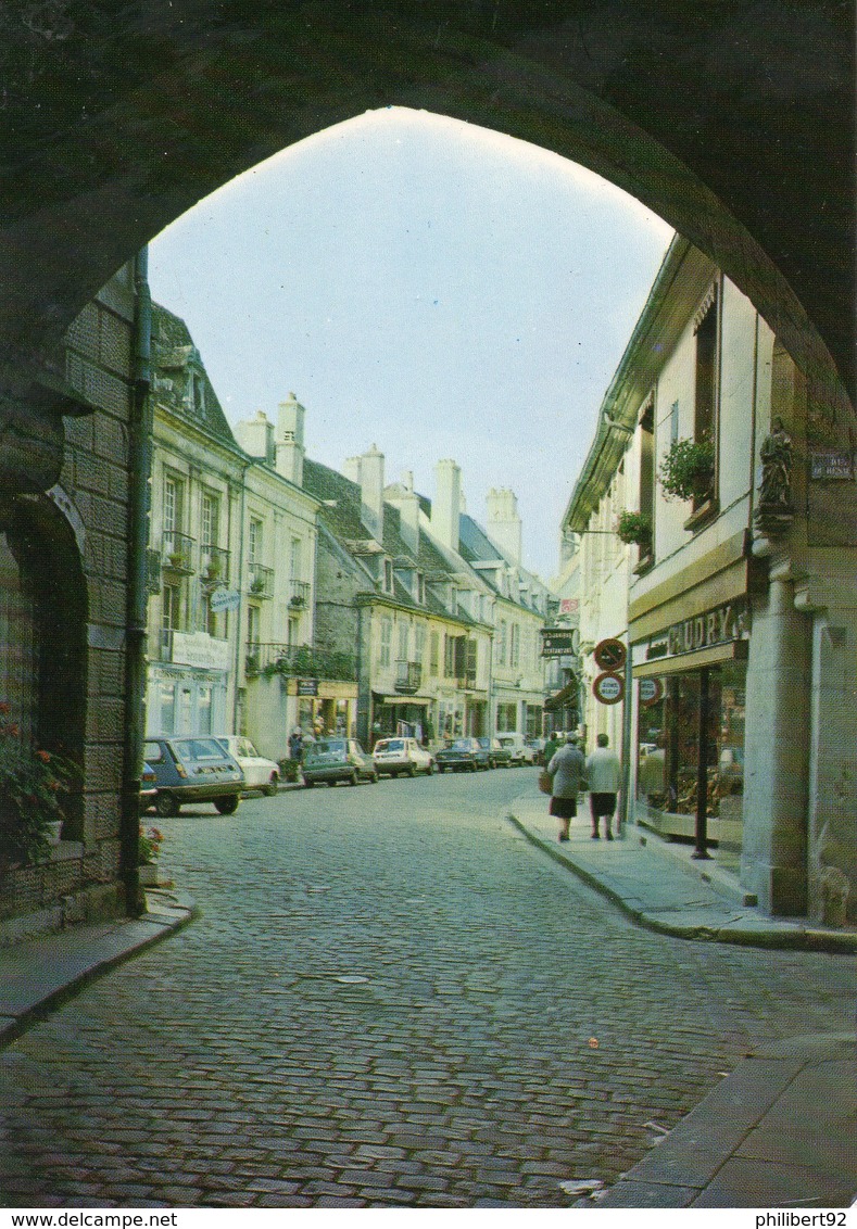 Semur-en-Auxois. Rue Buffon. Automobiles Renault 5 Etc. - Semur