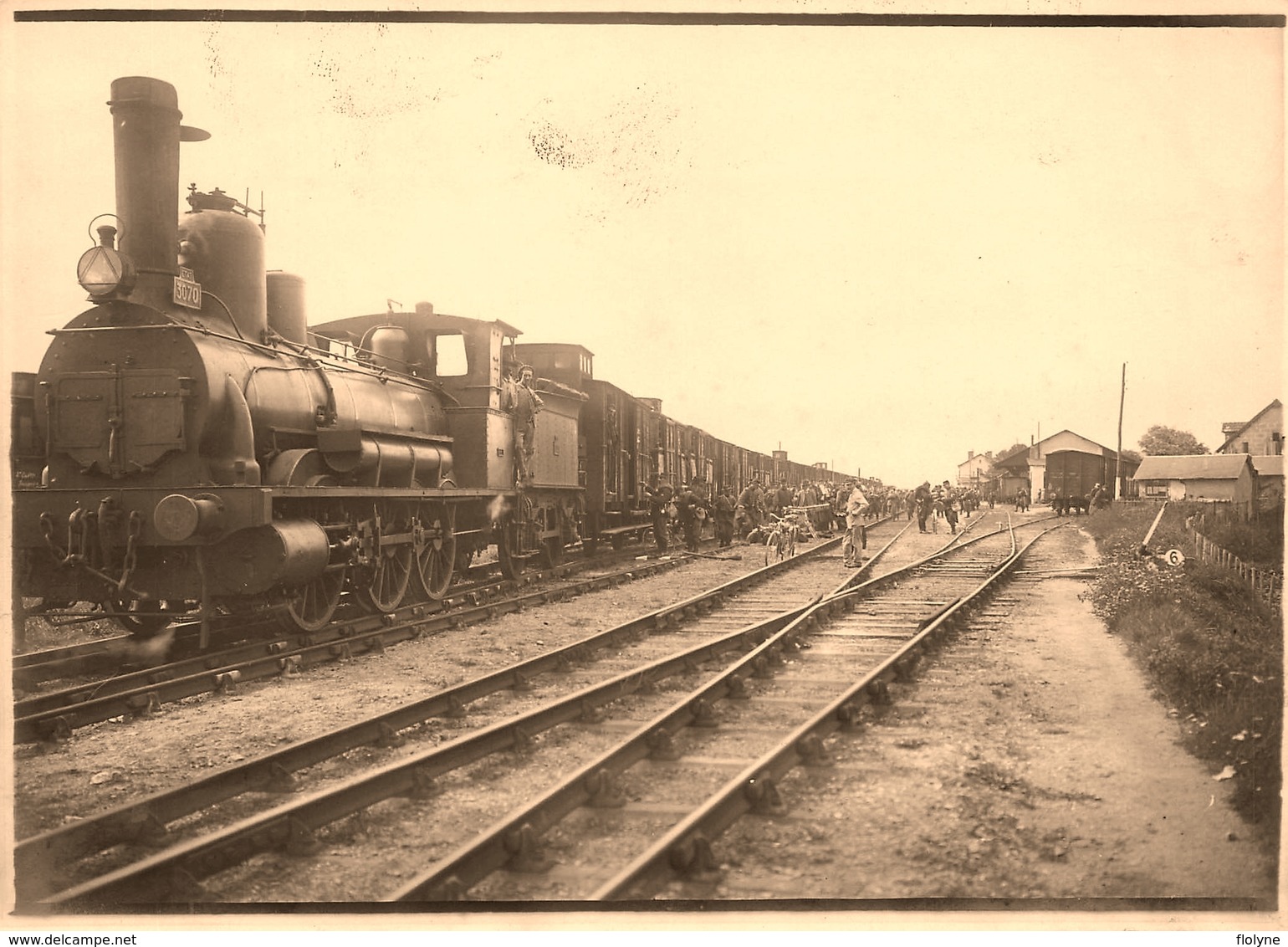 Doué La Fontaine - Photo Ancienne - La Gare - Train Locomotive Gros Plan ! - Militaires - Ligne Chemin De Fer - AA136 - Doue La Fontaine