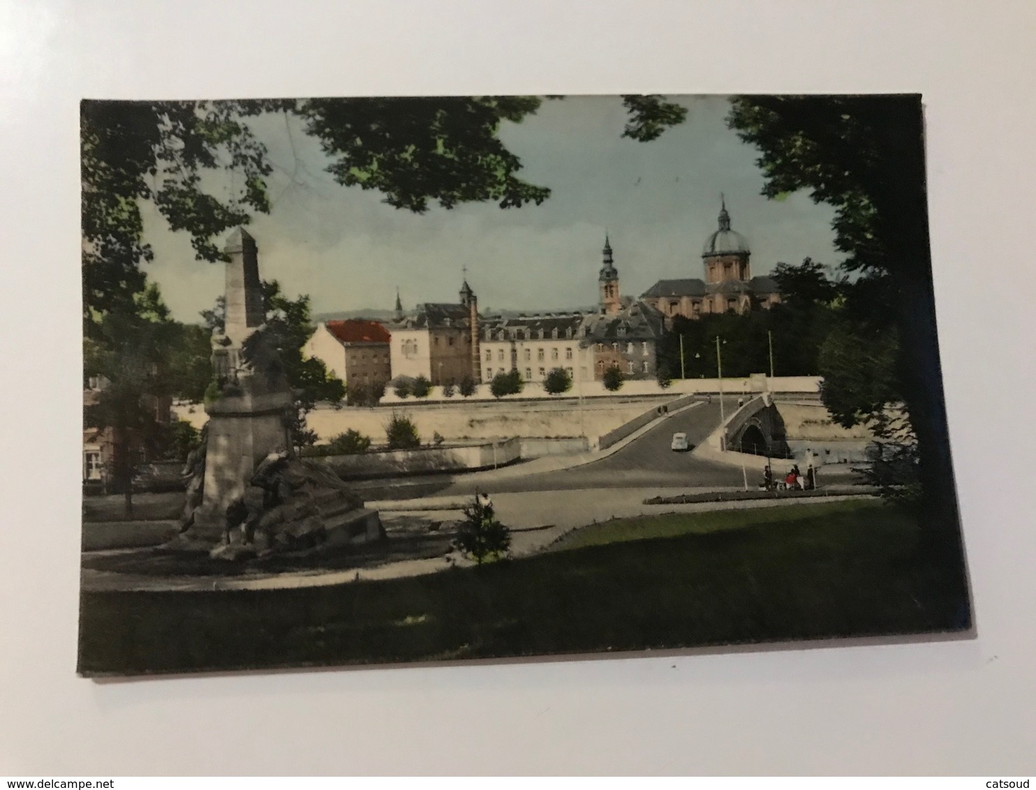 Carte Postale Ancienne (1956) Namur Le Monument Aux Morts De La Guerre Et La Cathédrale - Namur