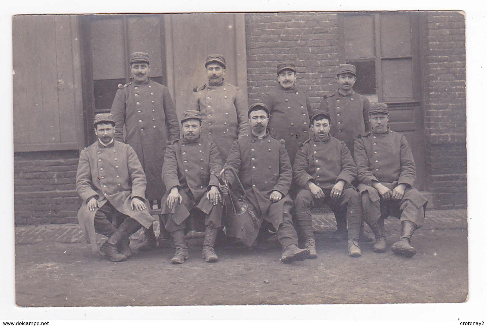 Carte Photo Groupe De Militaires VOIR ZOOM Clairon Au Centre N°295 ? Sur Col Régiment Infanterie ? - Régiments