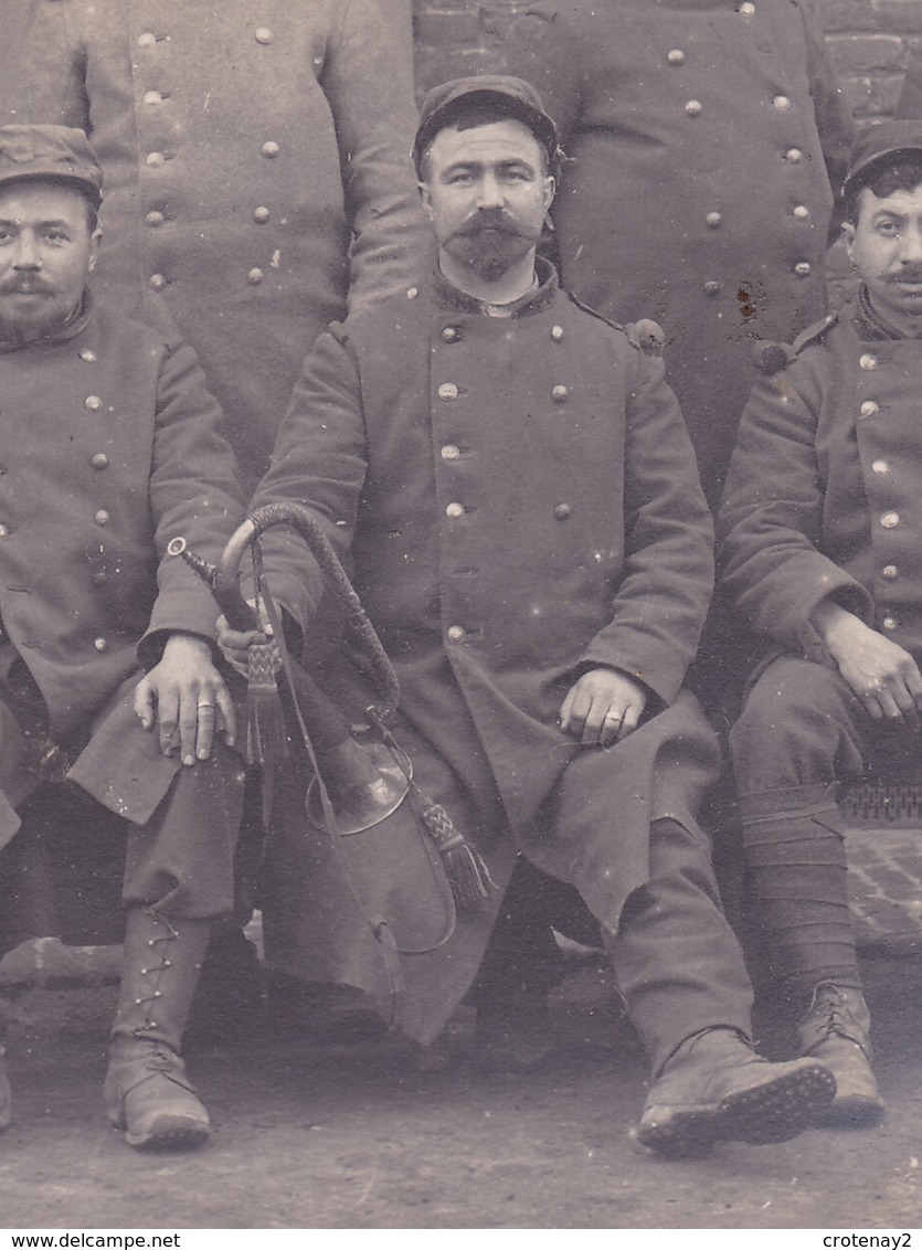 Carte Photo Groupe De Militaires VOIR ZOOM Clairon Au Centre N°295 ? Sur Col Régiment Infanterie ? - Régiments