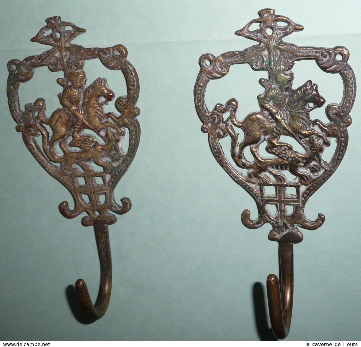 Lot De 2 Crochets Porte-??? En Bronze, St Saint-Georges Et Le Dragon, Lydda - Bronzes