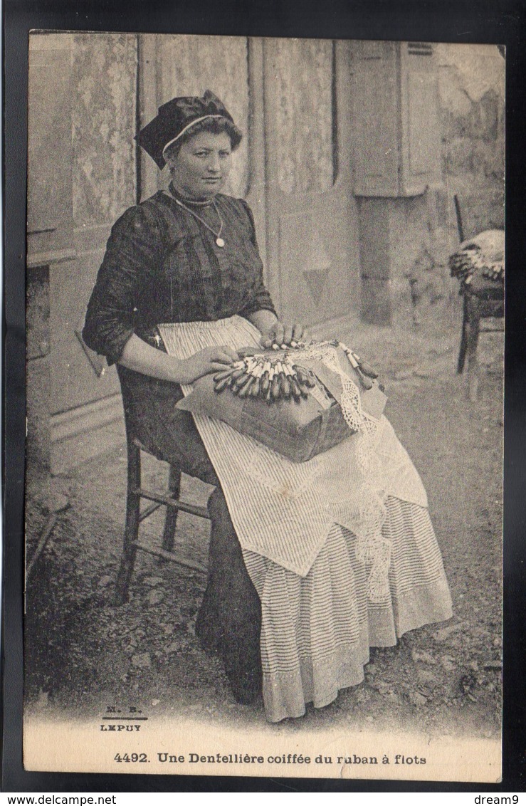 LE PUY EN VELAY 43 - Une Dentellière Coiffée Du Ruban à Flots - Carreau/Fuseaux - Edition Margerit Bremond - Le Puy En Velay