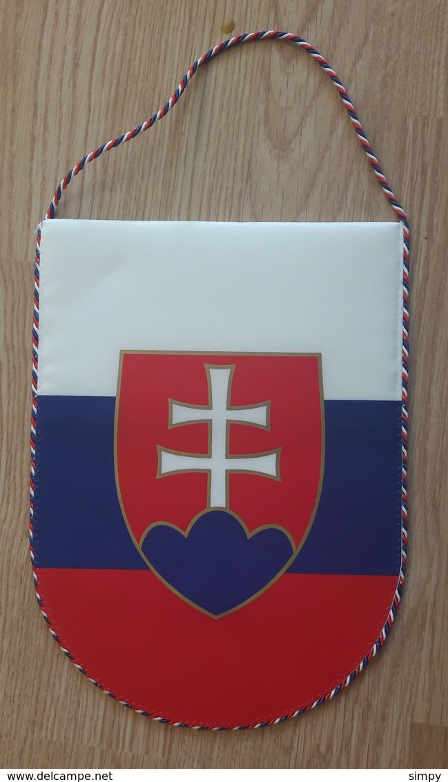 Pennant SLOVAKIA Basketball Federation 195x260 Mm - Habillement, Souvenirs & Autres