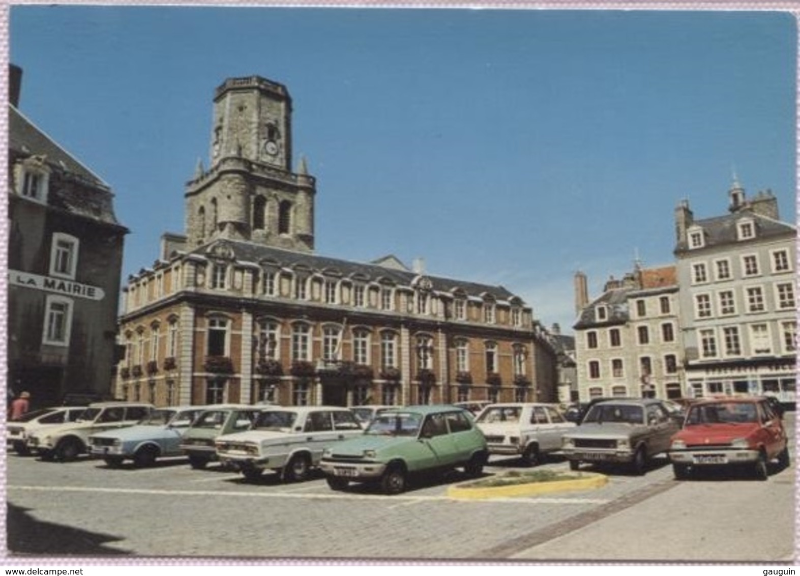 CPM - BOULOGNE S/MER - Hôtel De Ville Et Le Beffroi (voitures Renault 5 B.Plan) - Edition La Cigogne - Boulogne Sur Mer