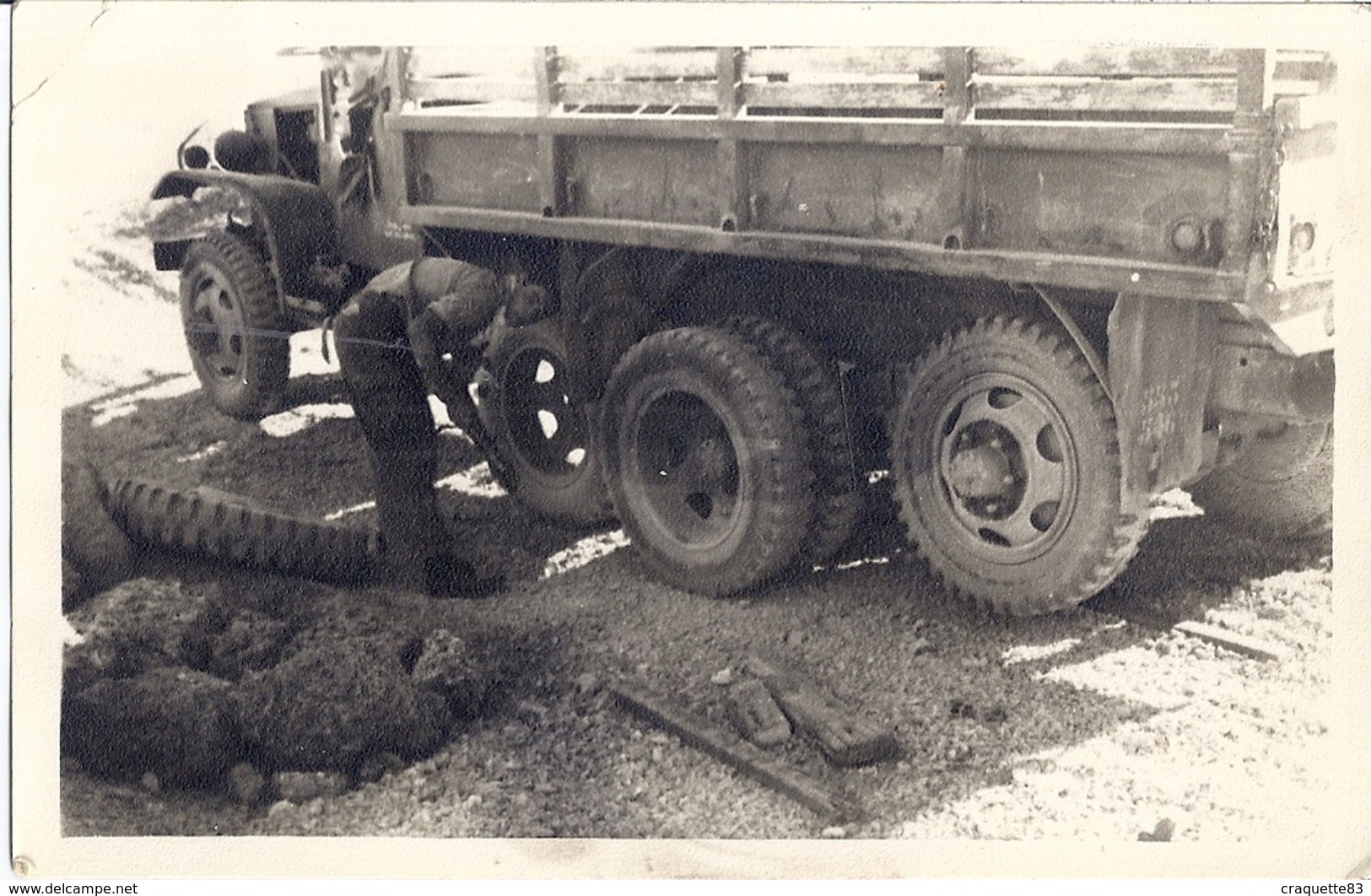 MILITAIRE CHANGE LE PNEU DE SON CAMION  En ALGERIE - Guerre, Militaire