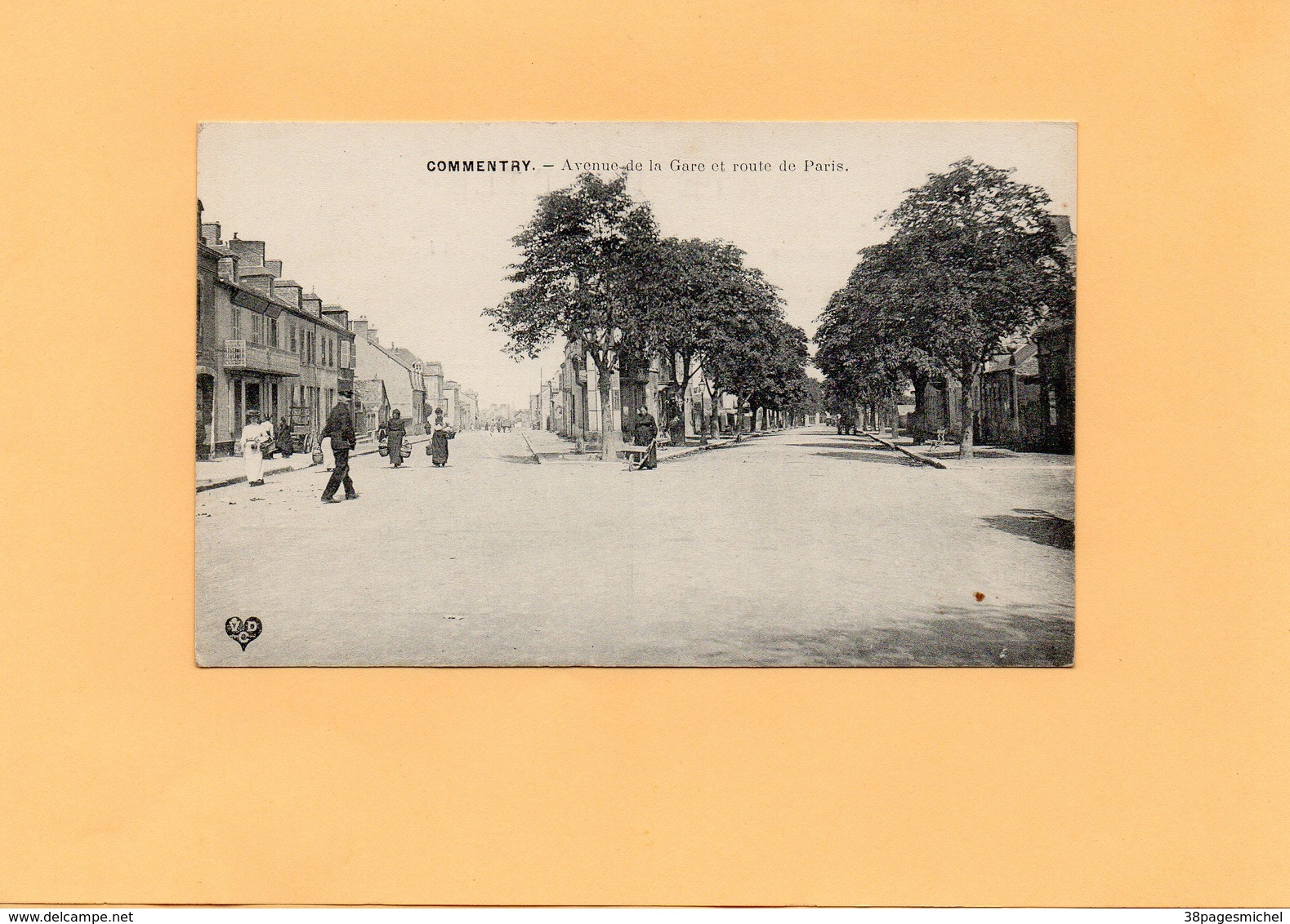 Carte Postale - COMMENTRY - D03 - Avenue De La Gare Et Route De Paris - Commentry