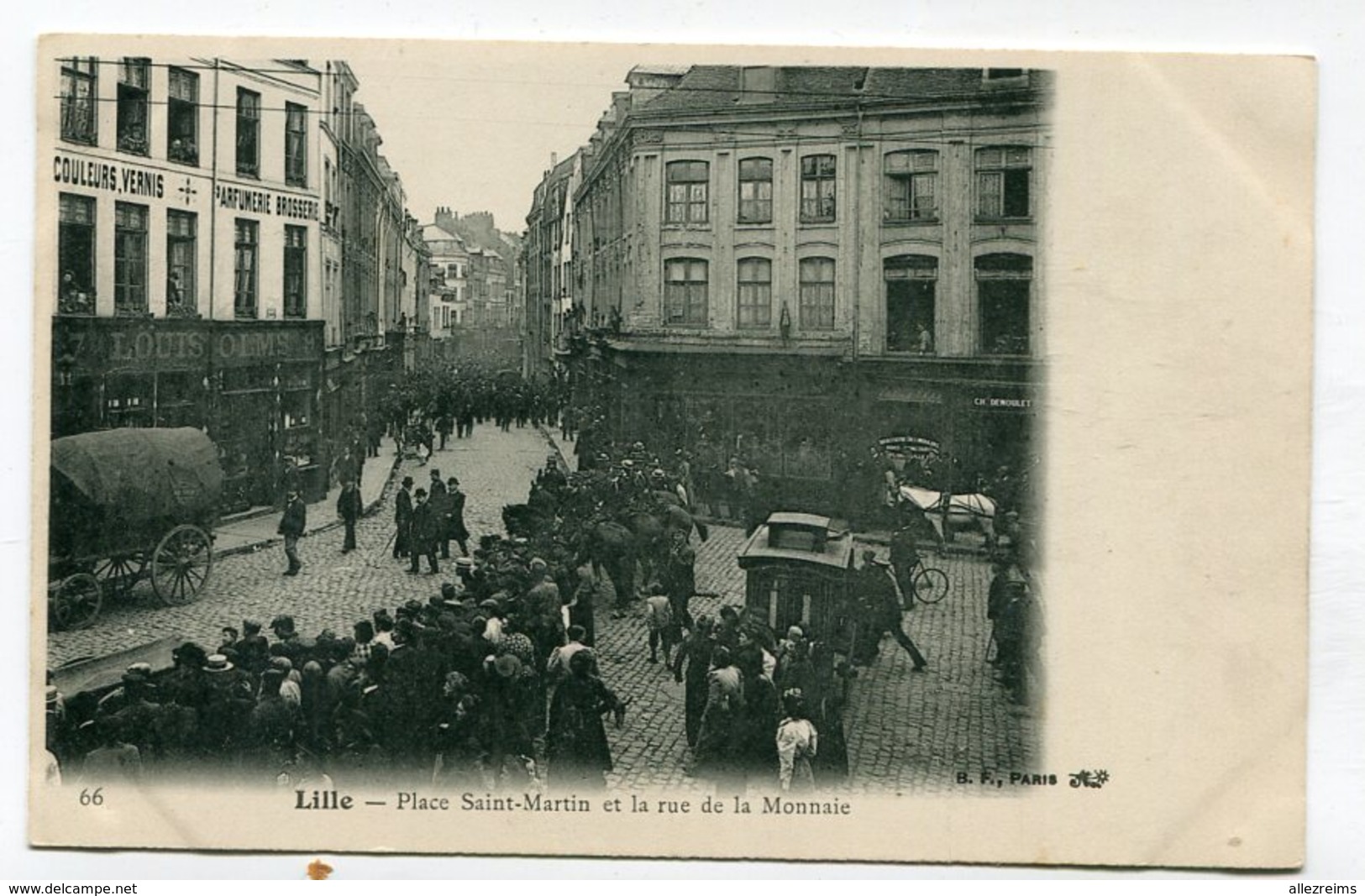 CPA  59  :  LILLE   Place St Martin Très Animée  A   VOIR   !!!! - Lille