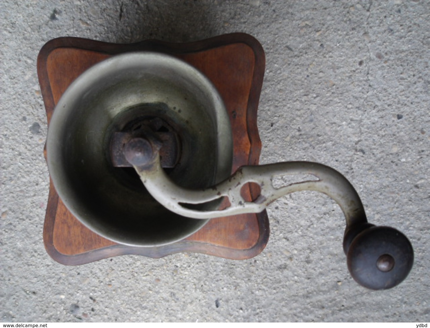 UN ANCIEN MOULIN A CAFE DECORE - Ancient Tools