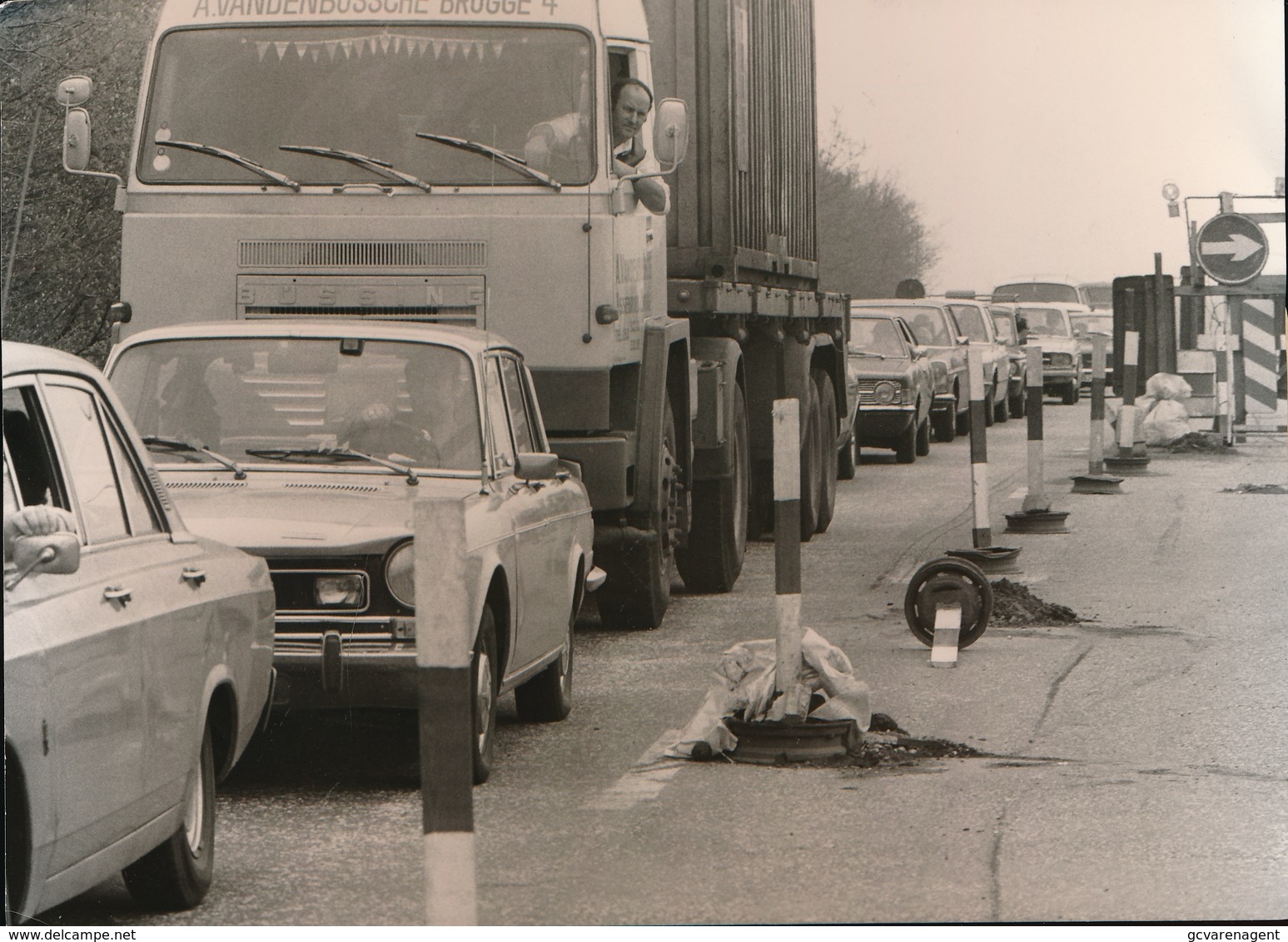 AALTER  FOTO 1973 - 74  18 X 13 CM -  BARIKADE VAK AALTER OOSTENDE - EEN BEETJE GEDULD AUB - Aalter