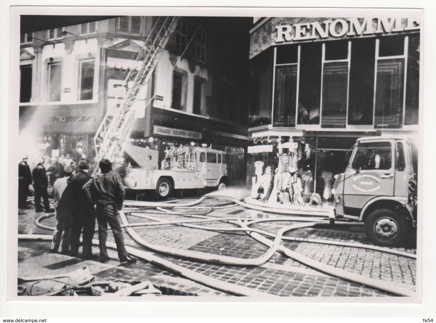 ° MOSELLE ° METZ ° RUE SRPENOISE ° INCENDIE DU MAGASIN "LA RENOMMEE" EN AOUT 1981 °POMPIERS ° LOT DE 10 PHOTOS ° - Places