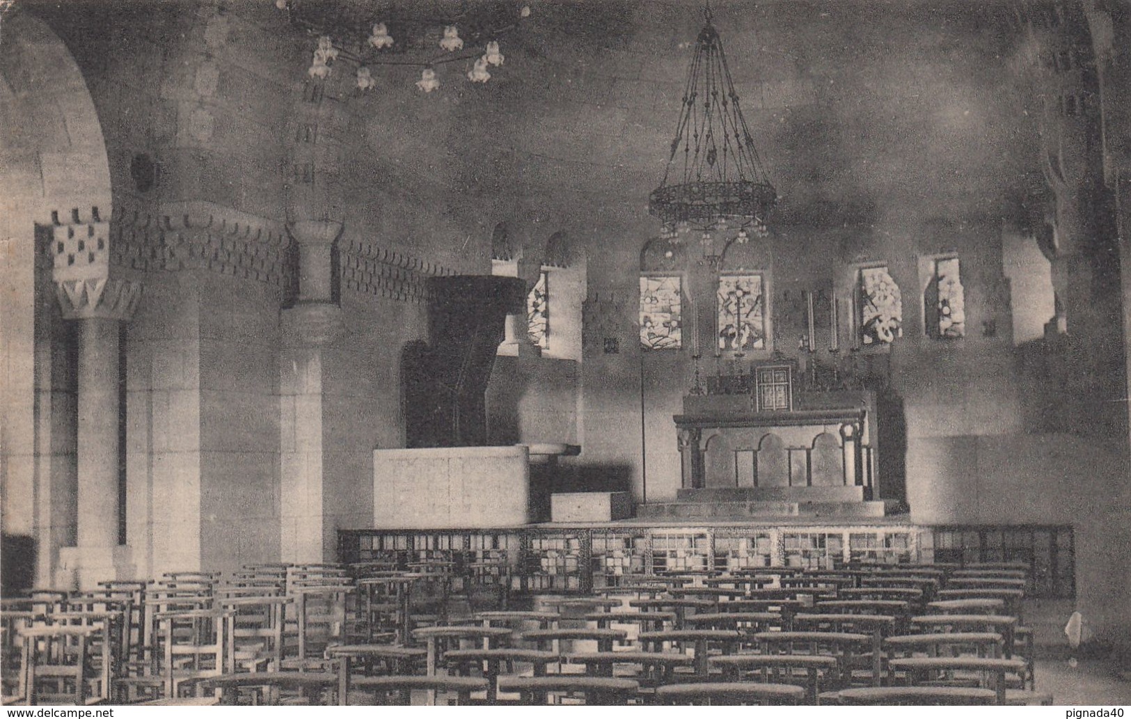 Cp , MILITARIA , L'Ossuaire De DOUAUMONT , Vue Intérieure De La Chapelle Catholique, On Remarque Le Maître-autel - Soldatenfriedhöfen