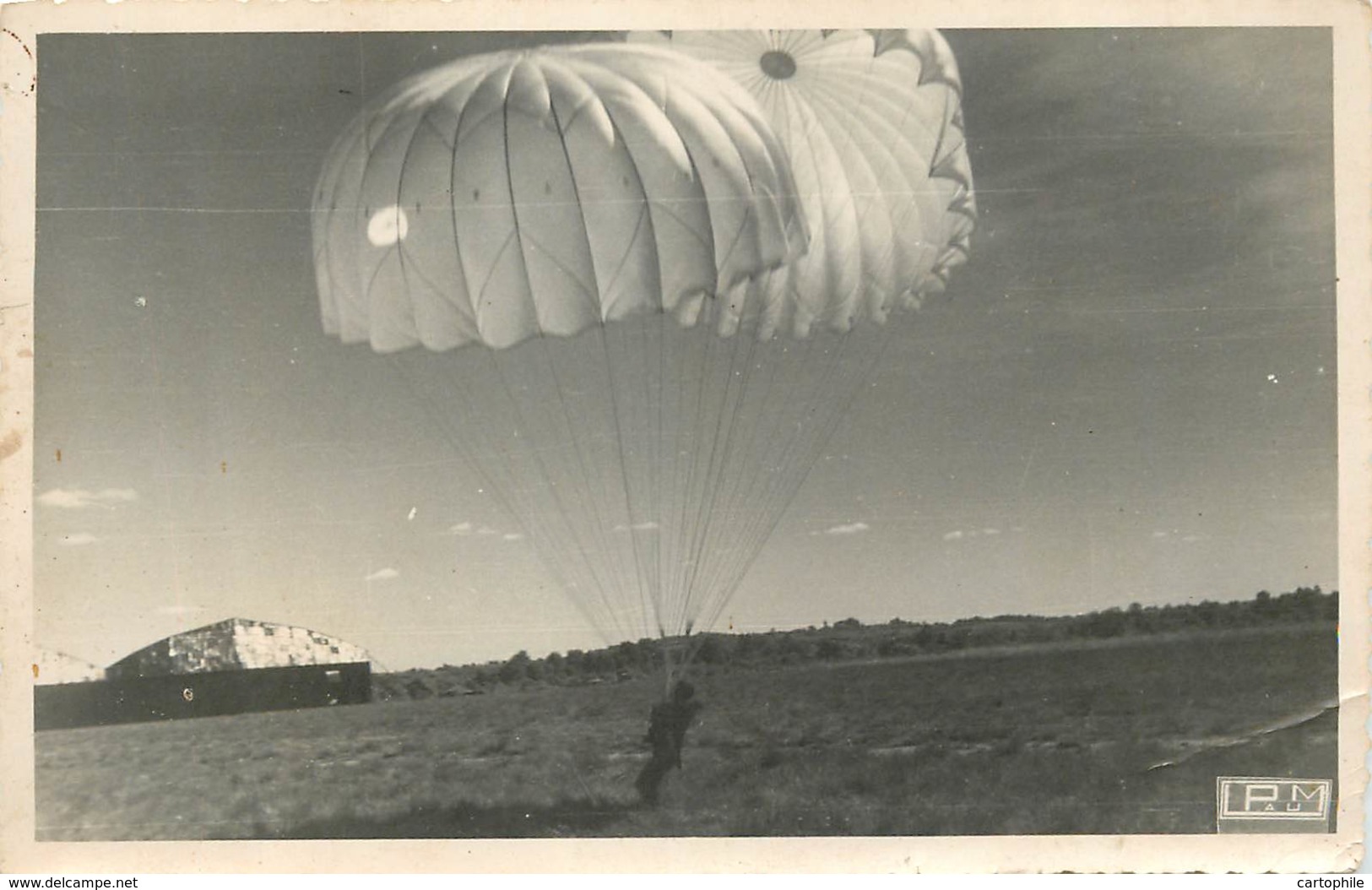 MILITARIA PARACHUTISME - Lot De 2 Photos D'un Saut En Parachute Aux Alentours De PAU Années 1940 - Parachutting