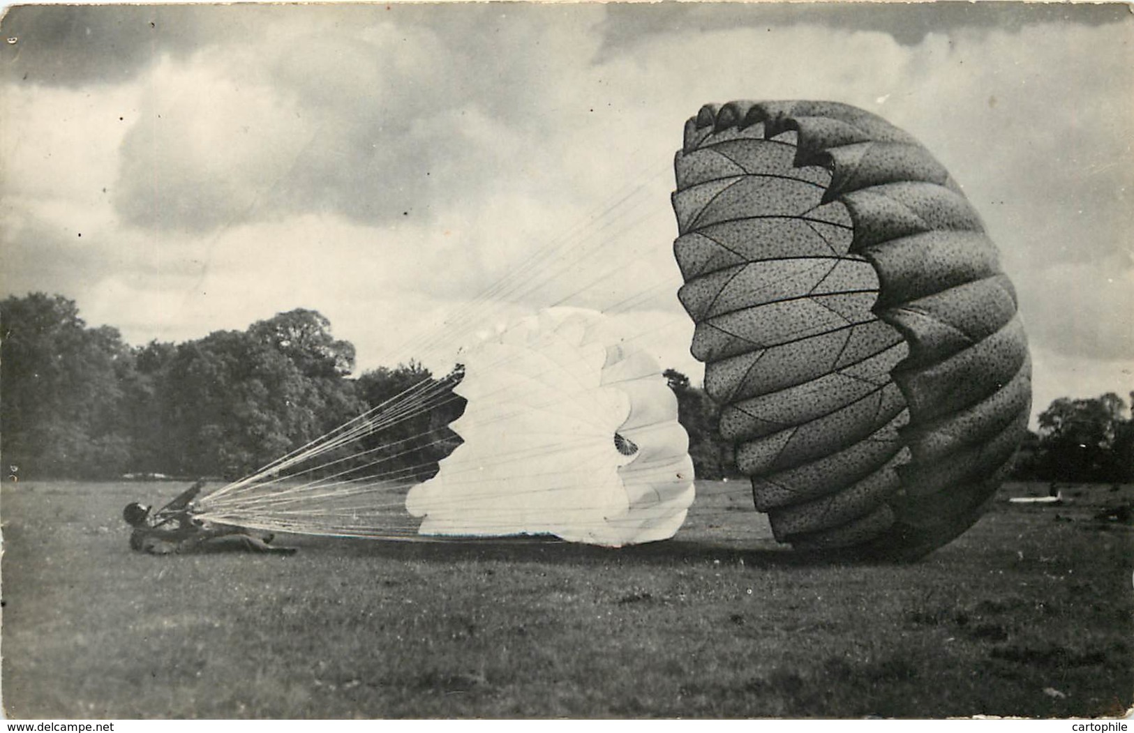 MILITARIA PARACHUTISME - Carte Photo D'un Atterissage De Parachute Aux Alentours De CHAVILLE Années 1940 - Parachutisme