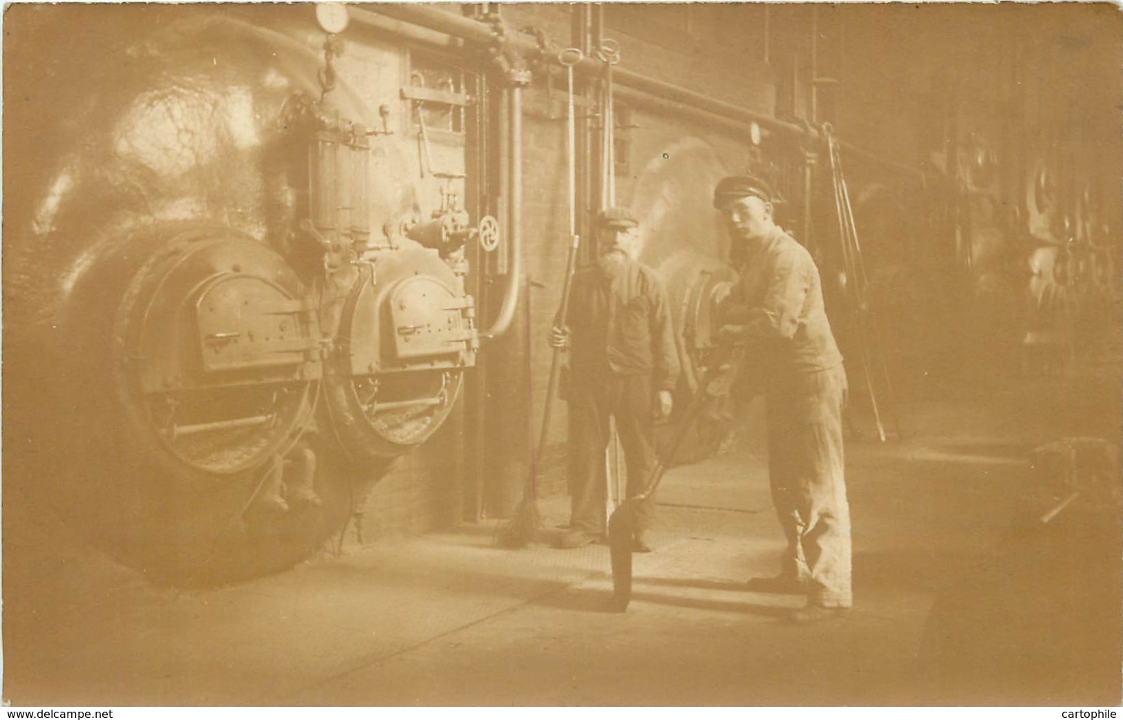 Belle Carte Photo De 2 Chauffagistes Près D'une Chaudiere Vers 1910 - Charbon - Paquebot ? Hopital ? - Autres & Non Classés