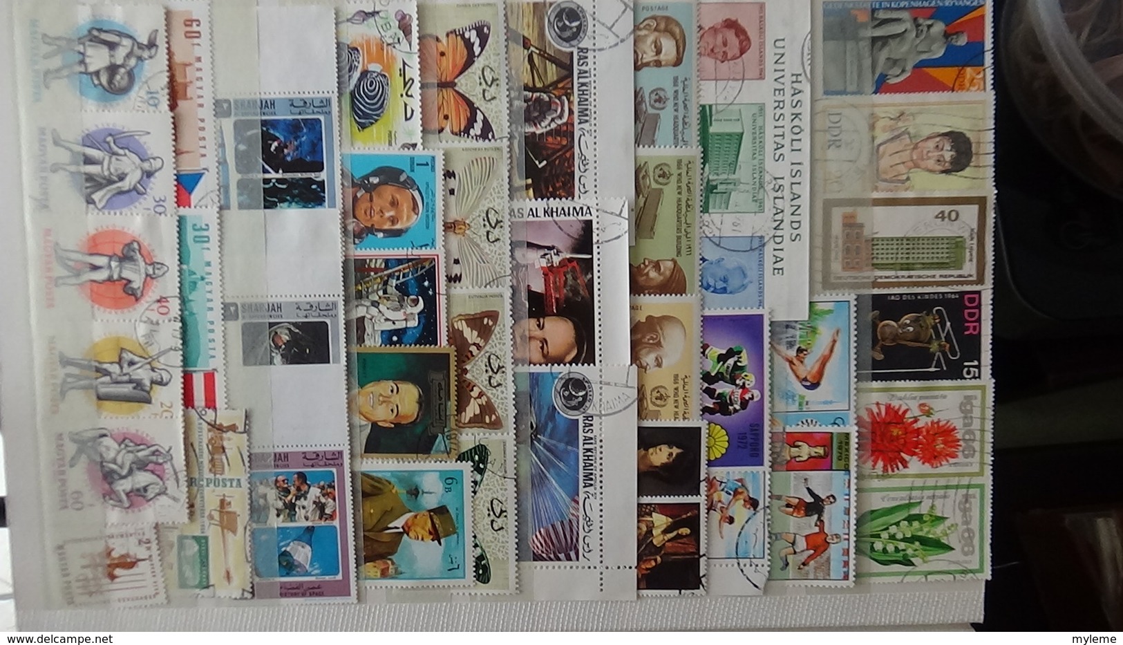 Des centaines de timbres et blocs oblitérés du monde. Idéal pour comléter ses thématiques avions, JO, oiseaux ...