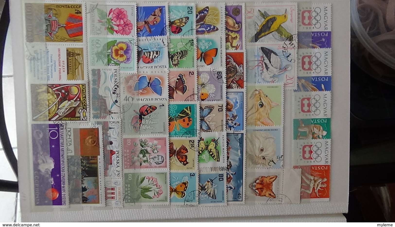 Des centaines de timbres et blocs oblitérés du monde. Idéal pour comléter ses thématiques avions, JO, oiseaux ...
