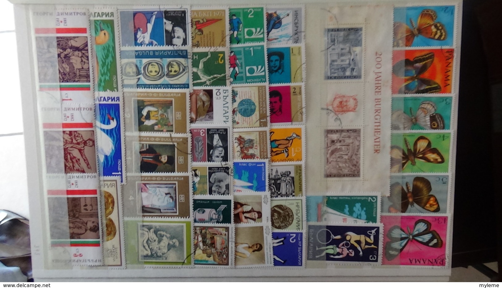 Des centaines de timbres et blocs oblitérés du monde. Idéal pour comléter ses thématiques avions, JO, oiseaux ...