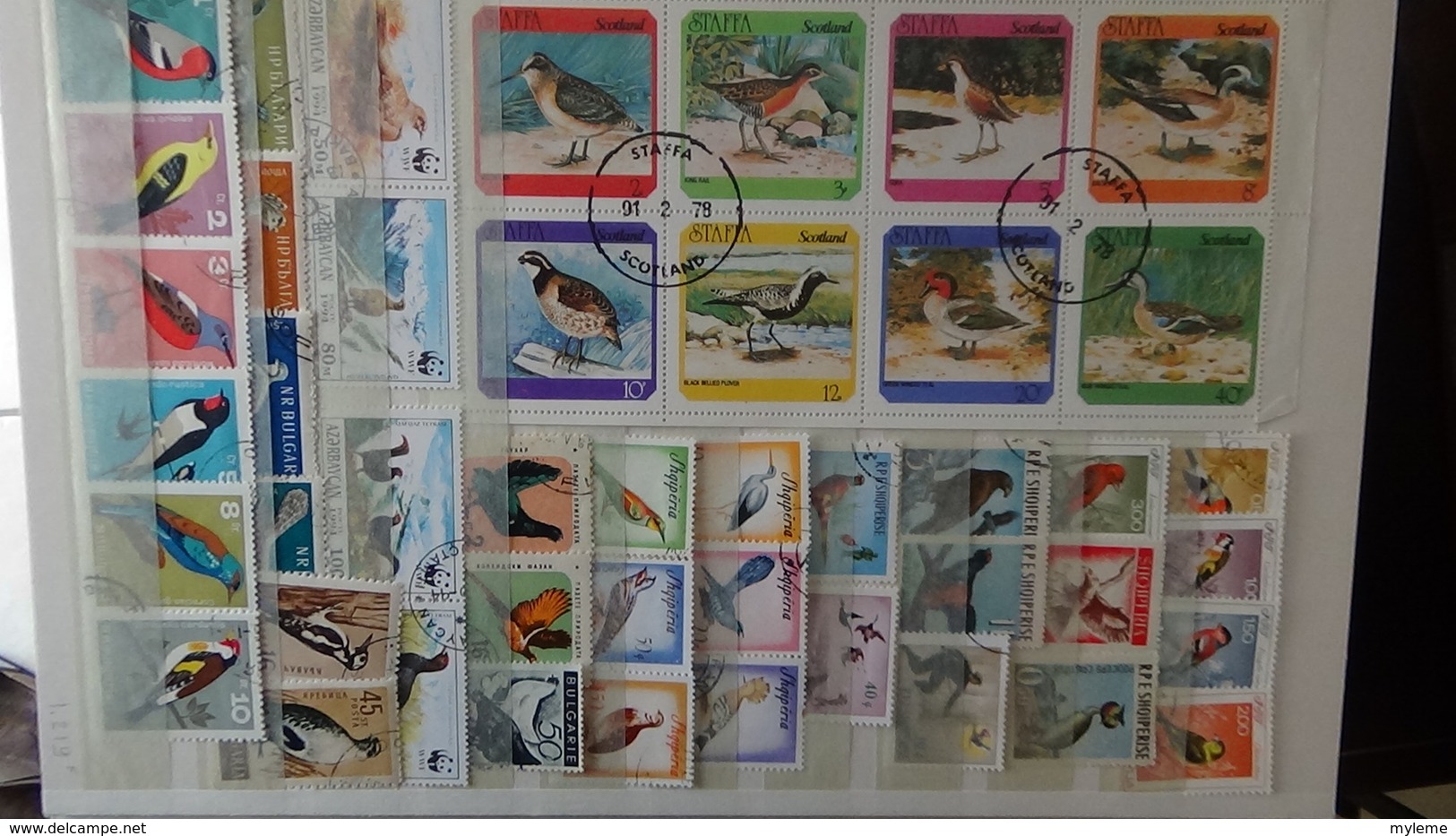 Des centaines de timbres et blocs oblitérés du monde. Idéal pour comléter ses thématiques avions, JO, oiseaux ...