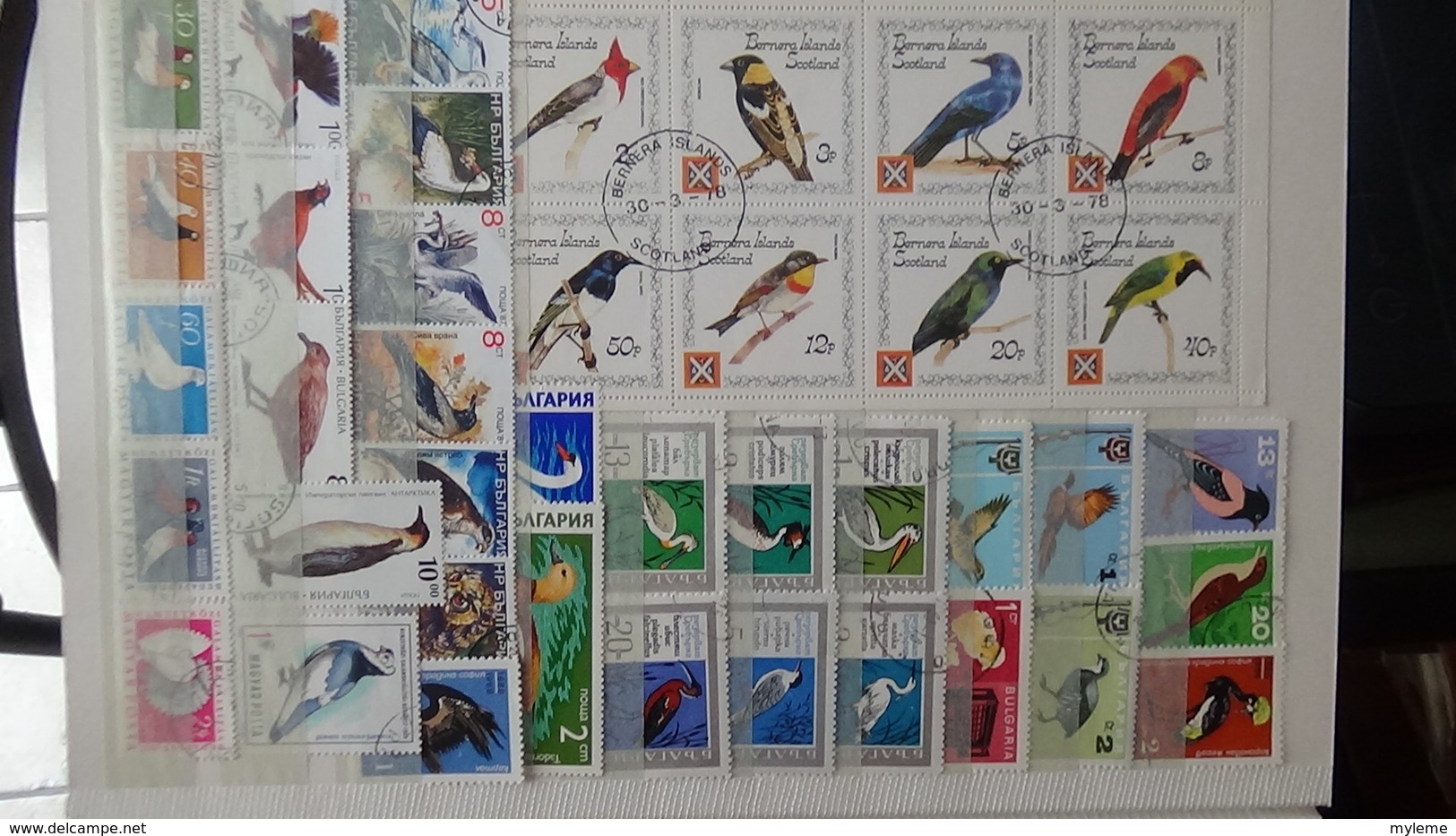 Des centaines de timbres et blocs oblitérés du monde. Idéal pour comléter ses thématiques avions, JO, oiseaux ...