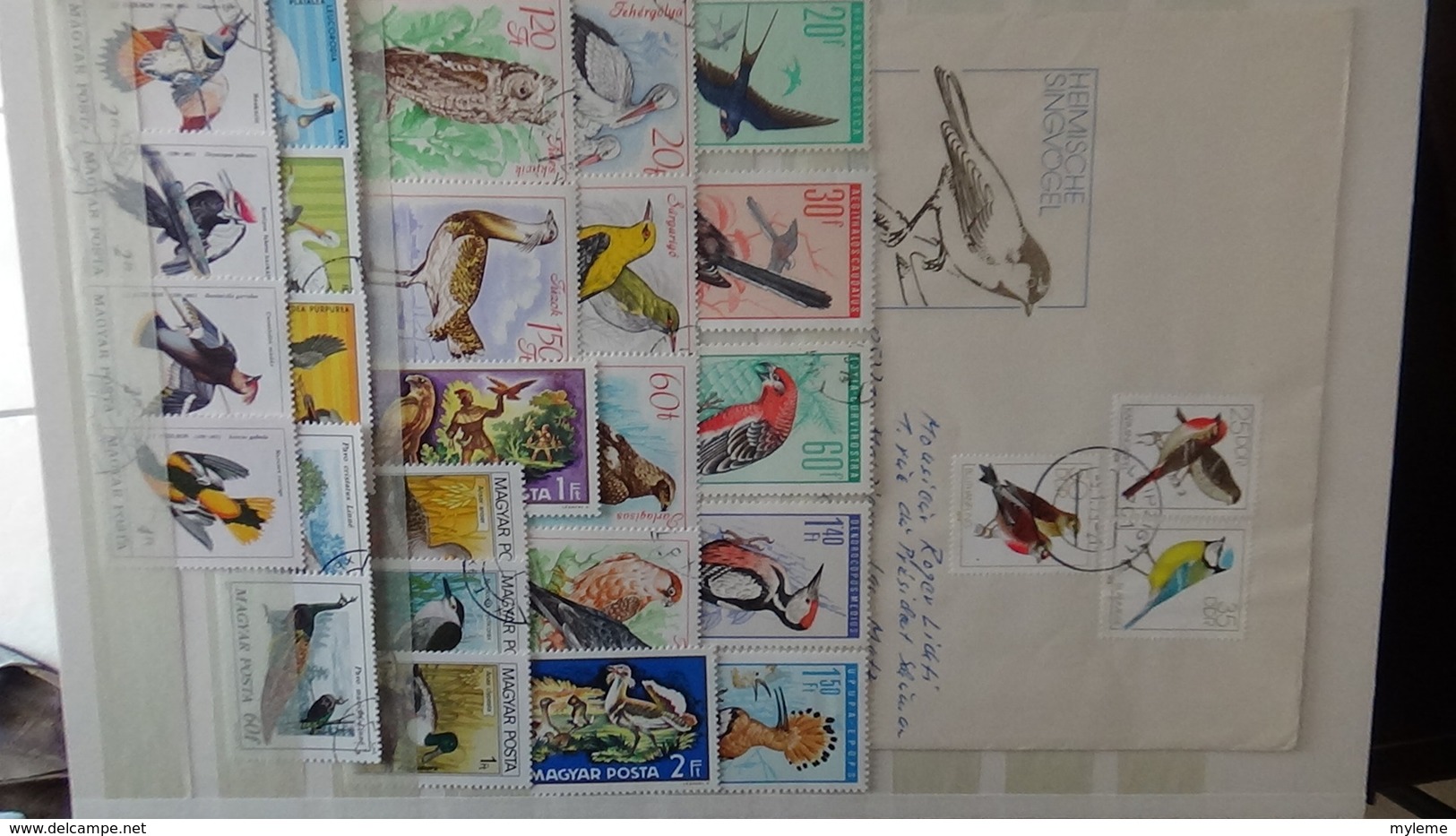 Des centaines de timbres et blocs oblitérés du monde. Idéal pour comléter ses thématiques avions, JO, oiseaux ...