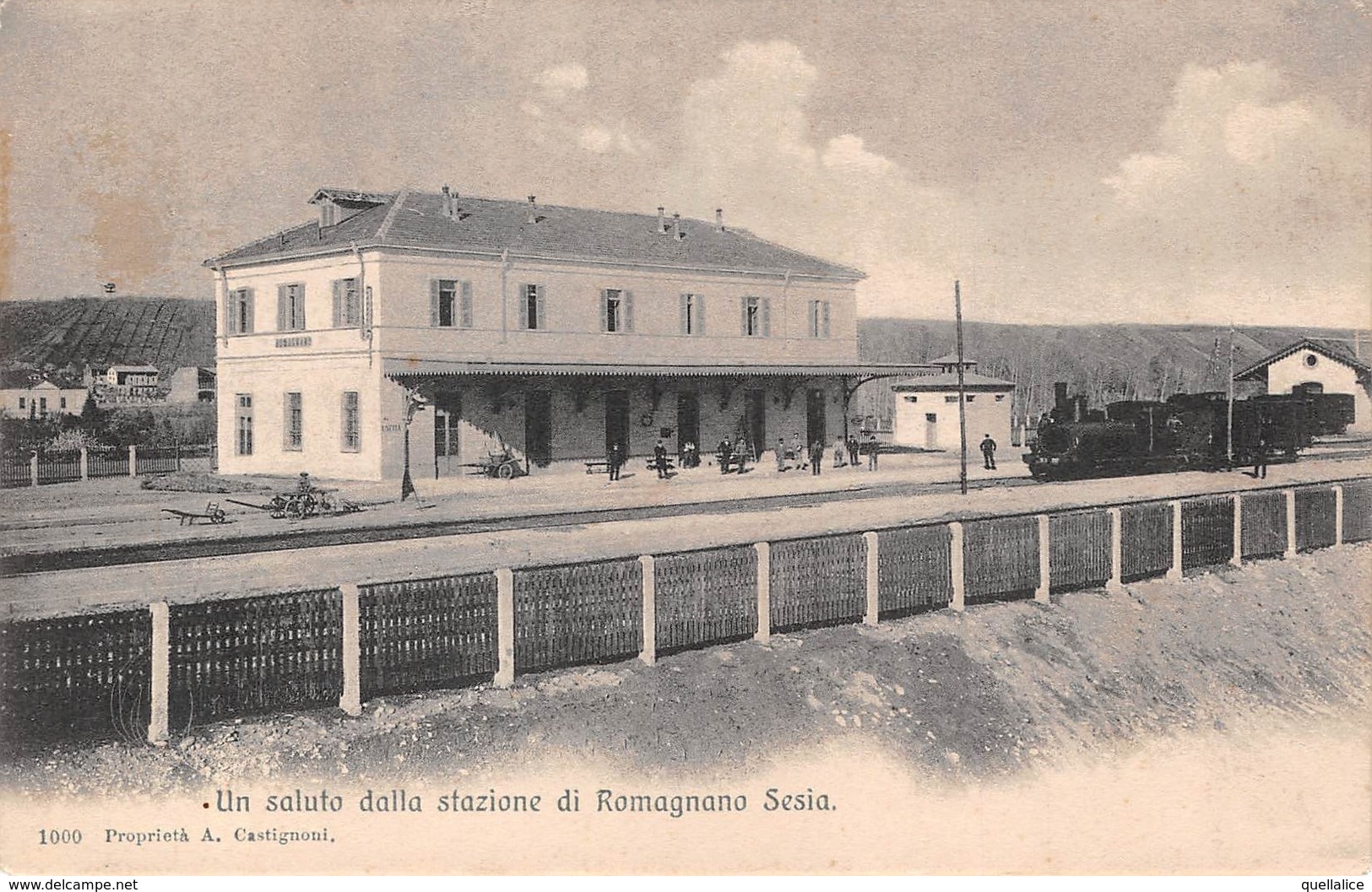 0631 "(NOVARA) UN SALUTO DALLA STAZIONE DI ROMAGNANO SESIA"  ANIMATA, TRENO.  CART   SPED 1890 - Novara