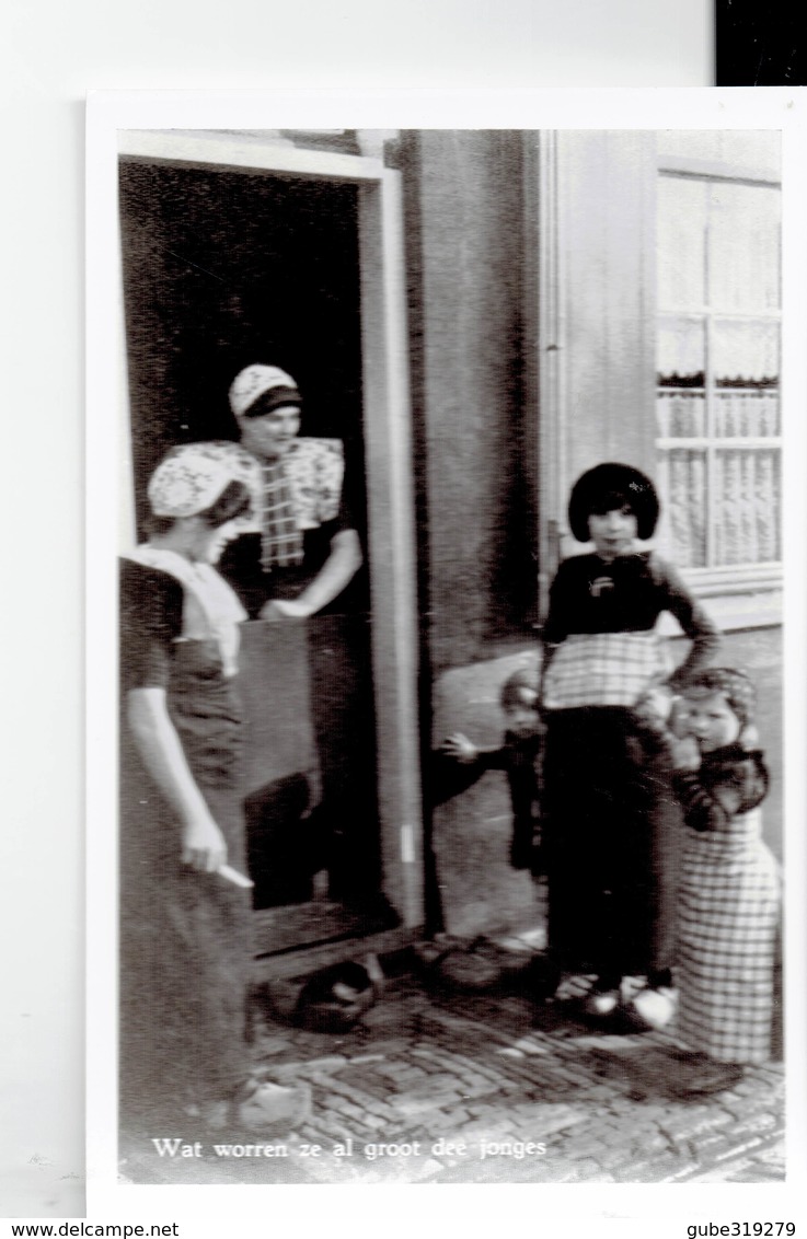 THE NETHERLANDS - PHOTOCARD - GROUP OF LADIES IN CUSTUMES "WAR WORREN ZE AL GROOT DEE JONGES - B.HARTOG -SPAKENBURG POST - Kostums