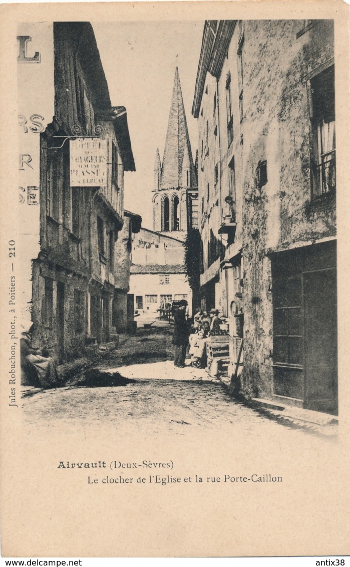 H190 - 79 - AIRVAULT - Deux-Sèvres - Le Clocher De L'Église Et La Rue Porte-Caillon - Airvault