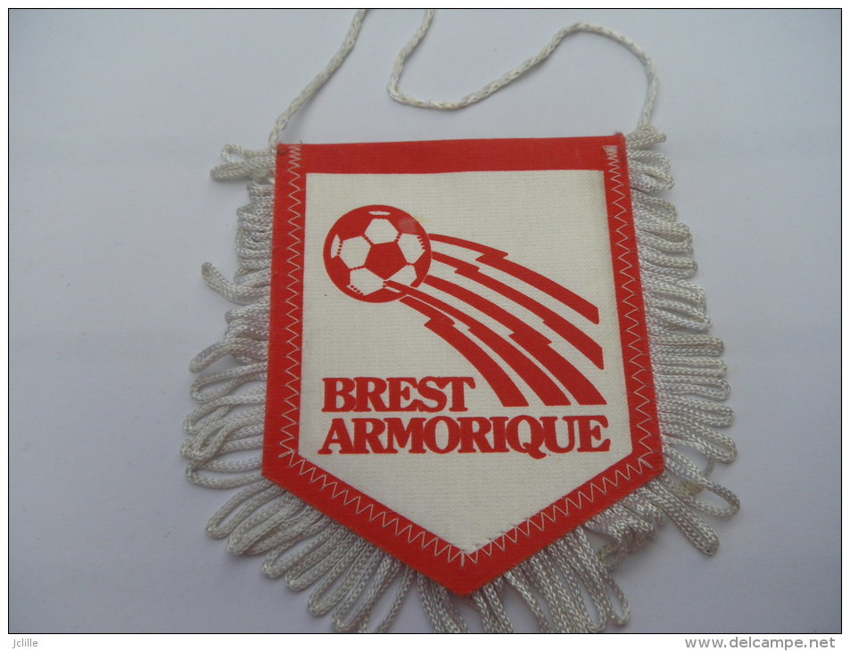 FANION - FOOTBALL - BREST ARMORIQUE - Habillement, Souvenirs & Autres