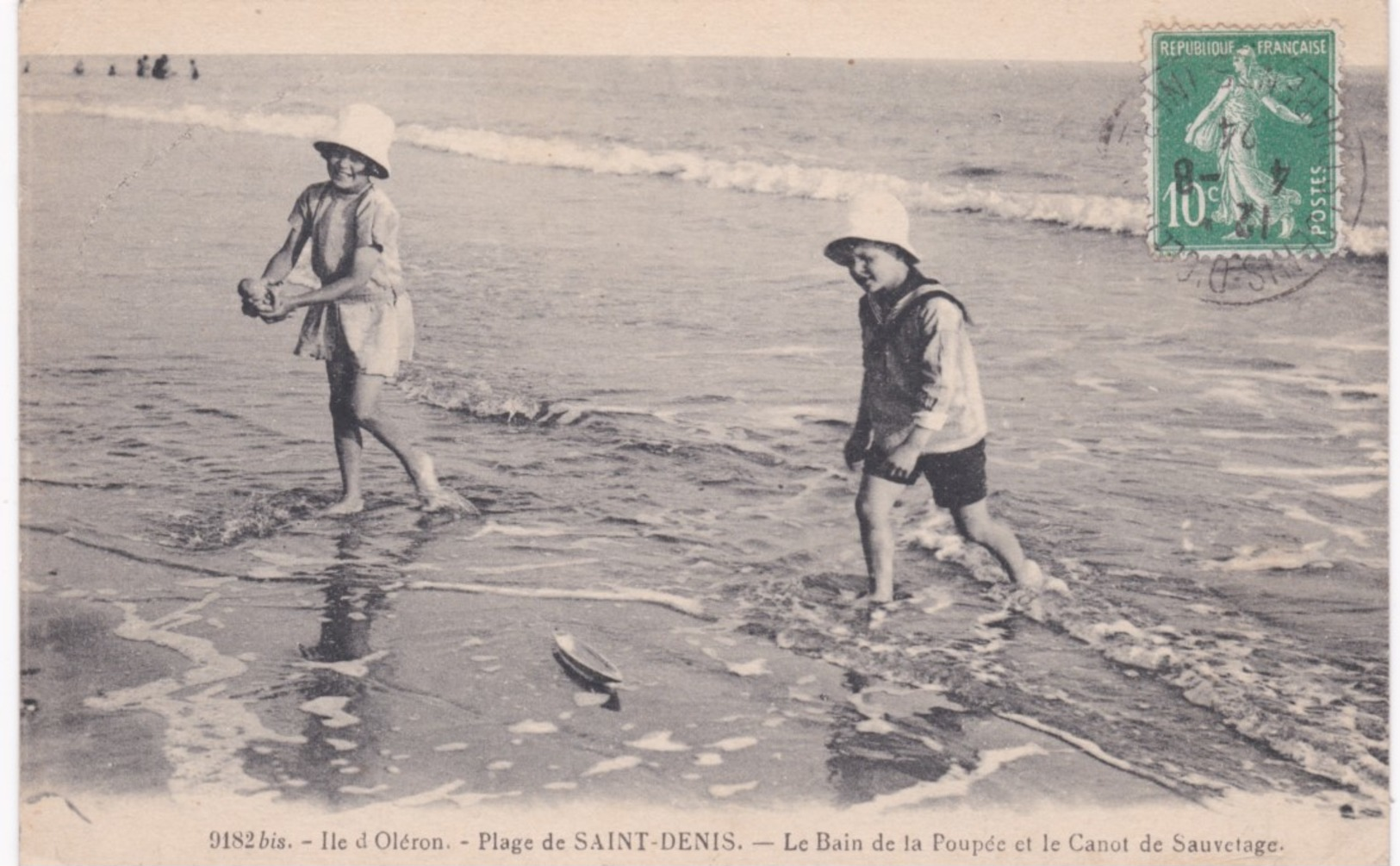 17 Charente Maritime -  Ile D'Oléron - Plage De SAINT-DENIS - Le Bain De La Poupée Et Le Canot De Sauvetage - Enfants - Scenes & Landscapes