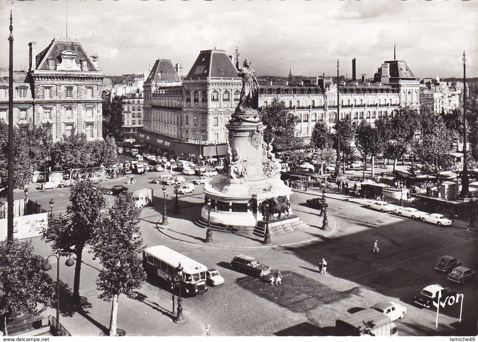 PARIS… En Flânant – Place De La République ( 4cv 404 403 Car Bus …) - Places, Squares