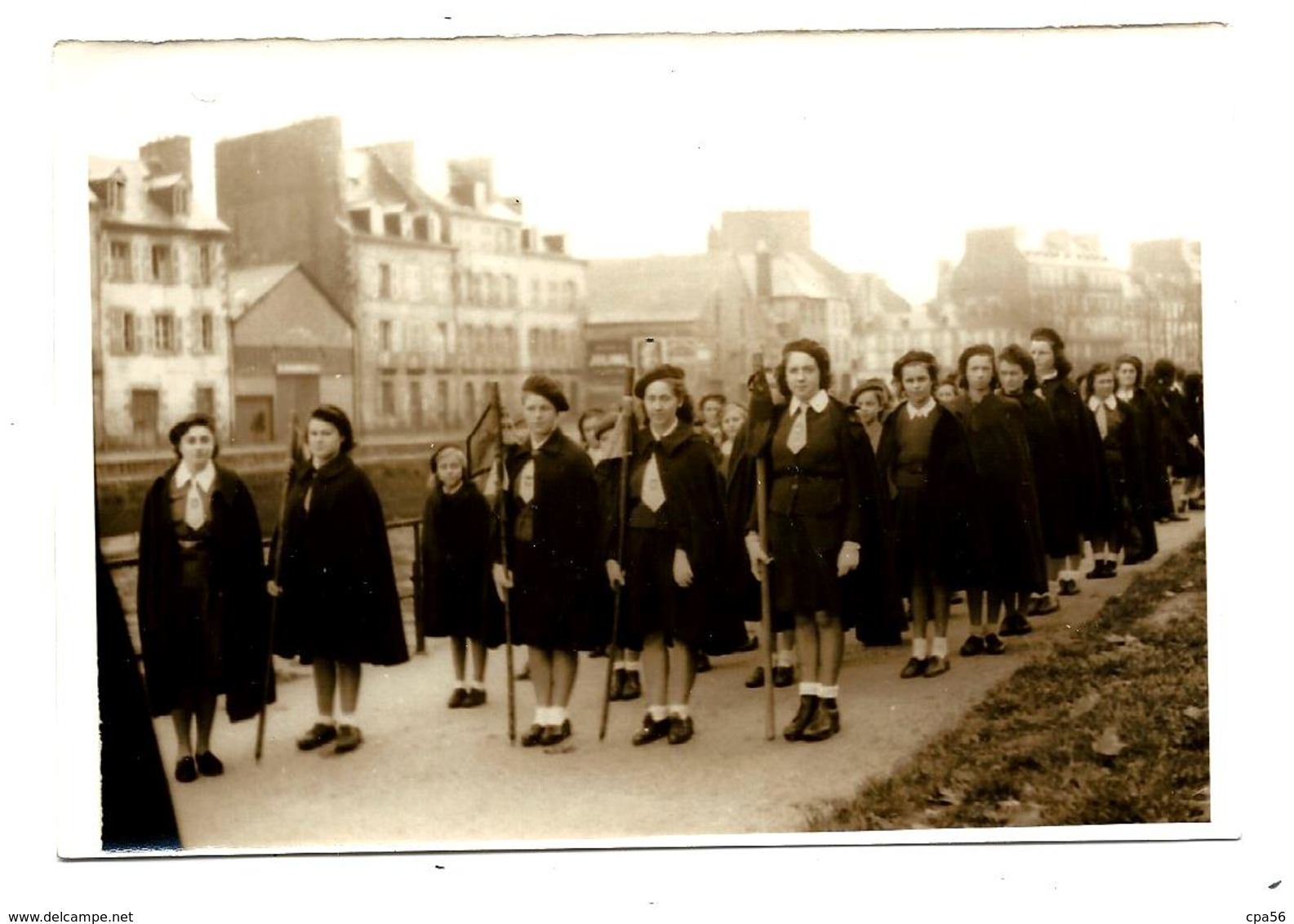 Thème SCOUTISME - SCOUTS Défilant (vers 1950) Photo D'archive Bretagne - à Localiser - Scouting