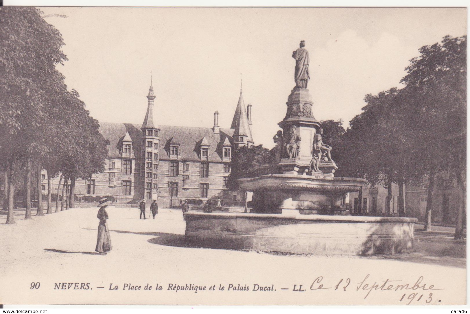 CPA - 90. NEVERS La Place De La République Et Le Palais Ducal - Nevers