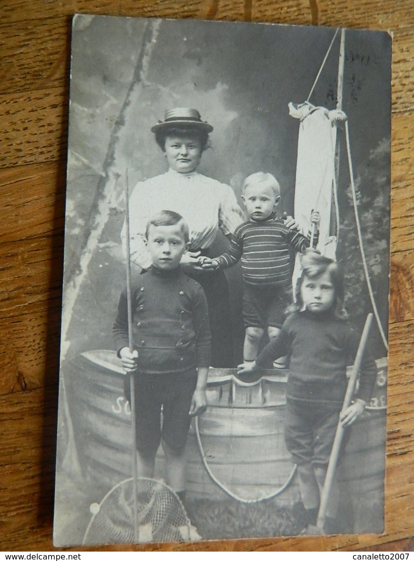 BLANKENBERGHE:PHOTO CARTE D'UNE MAMAN AVEC SES ENFANTS FAITE EN STUDIO A DECOR DE MER EN 1909 - Blankenberge