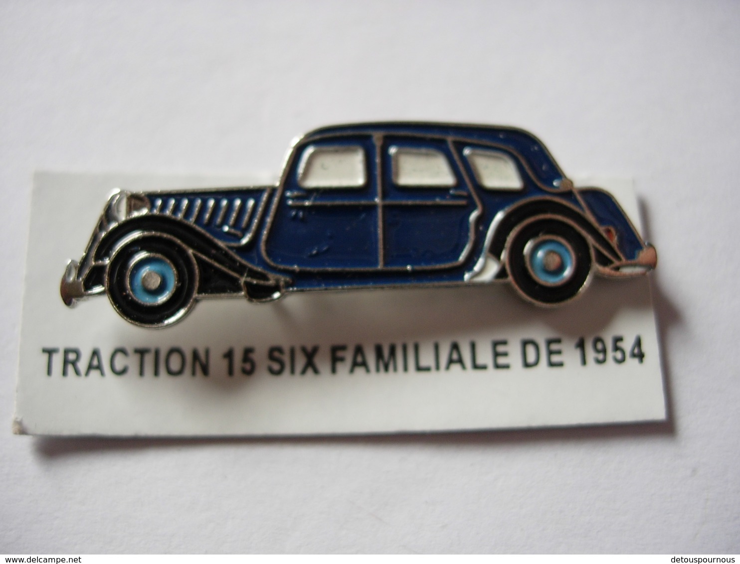 PIN'S TRACTION 15 SIX FAMILIALE DE 1954 ESTAMPILLE EDITIONS ATLAS - Autres & Non Classés