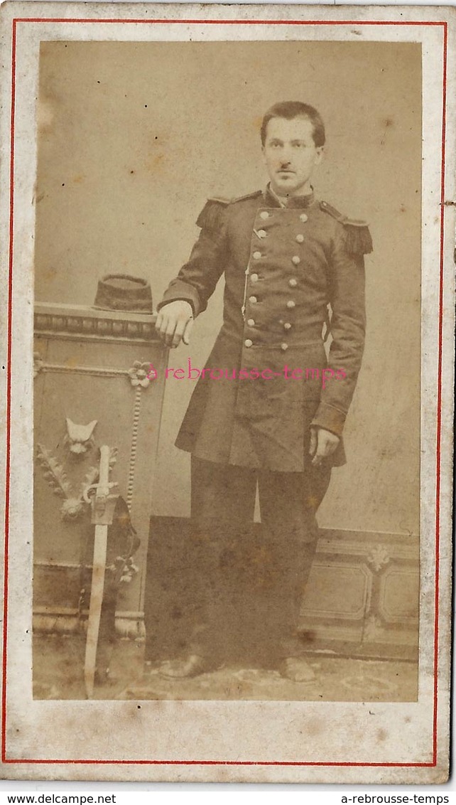 CDV Soldat Vers 1870 Pas De Marque Sur Le Col-épée-photo Charles Janvier à Salon - Guerre, Militaire