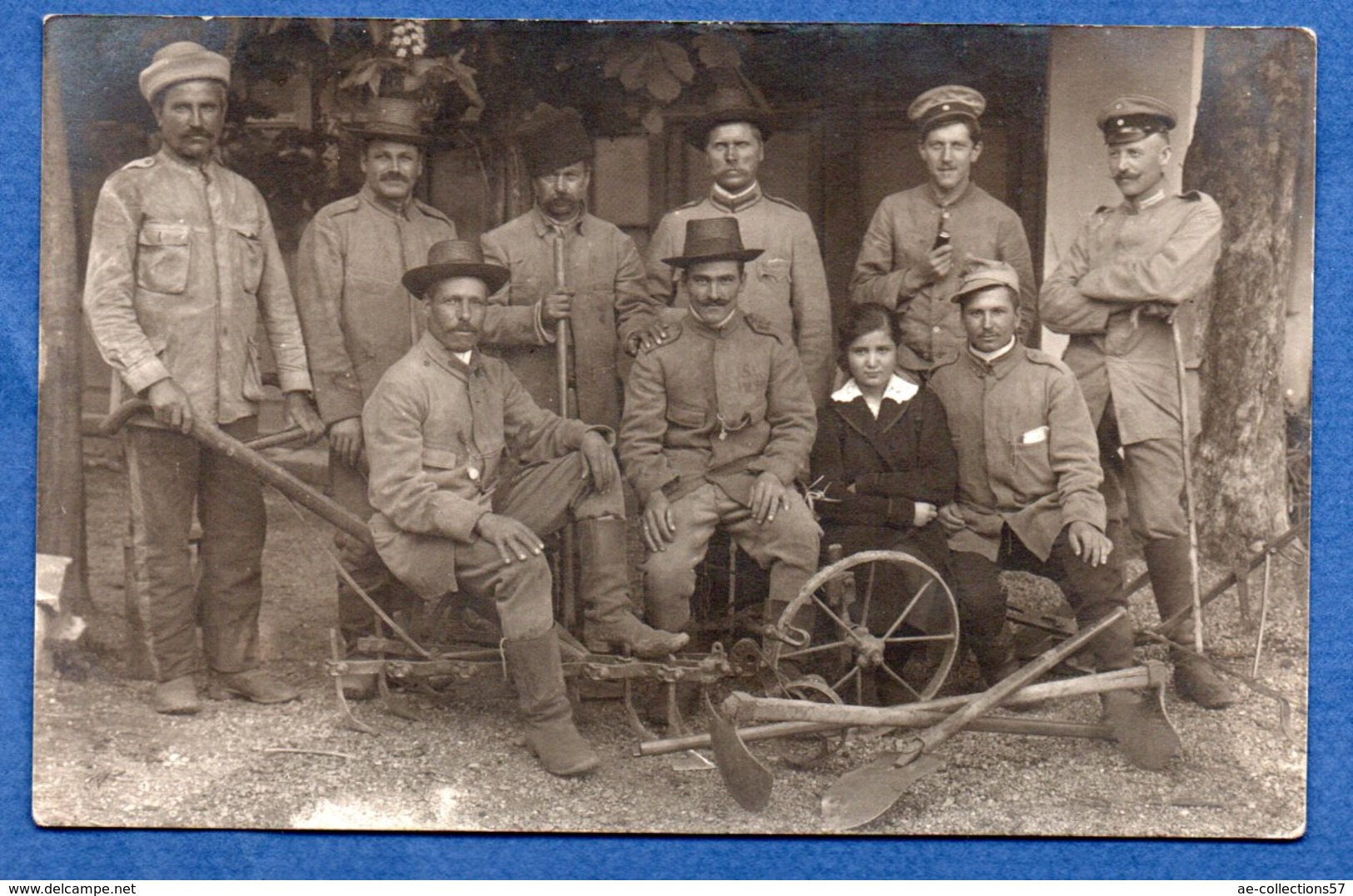 Carte Photo  - Soldats Allemands -- Dans Une Ferme ? - Guerre 1914-18