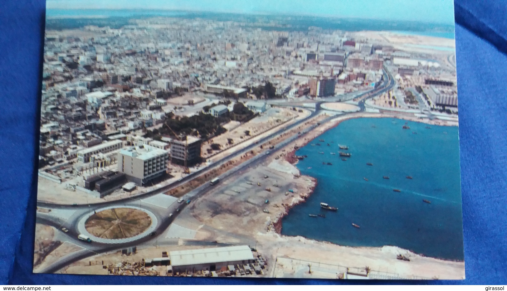 CPSM AERIAL VIEW OF MANAMA BARHREIN 1980 ED AL HILAL TIMBRE AVION CONCORDE VOIR SCAN DOS - Bahreïn