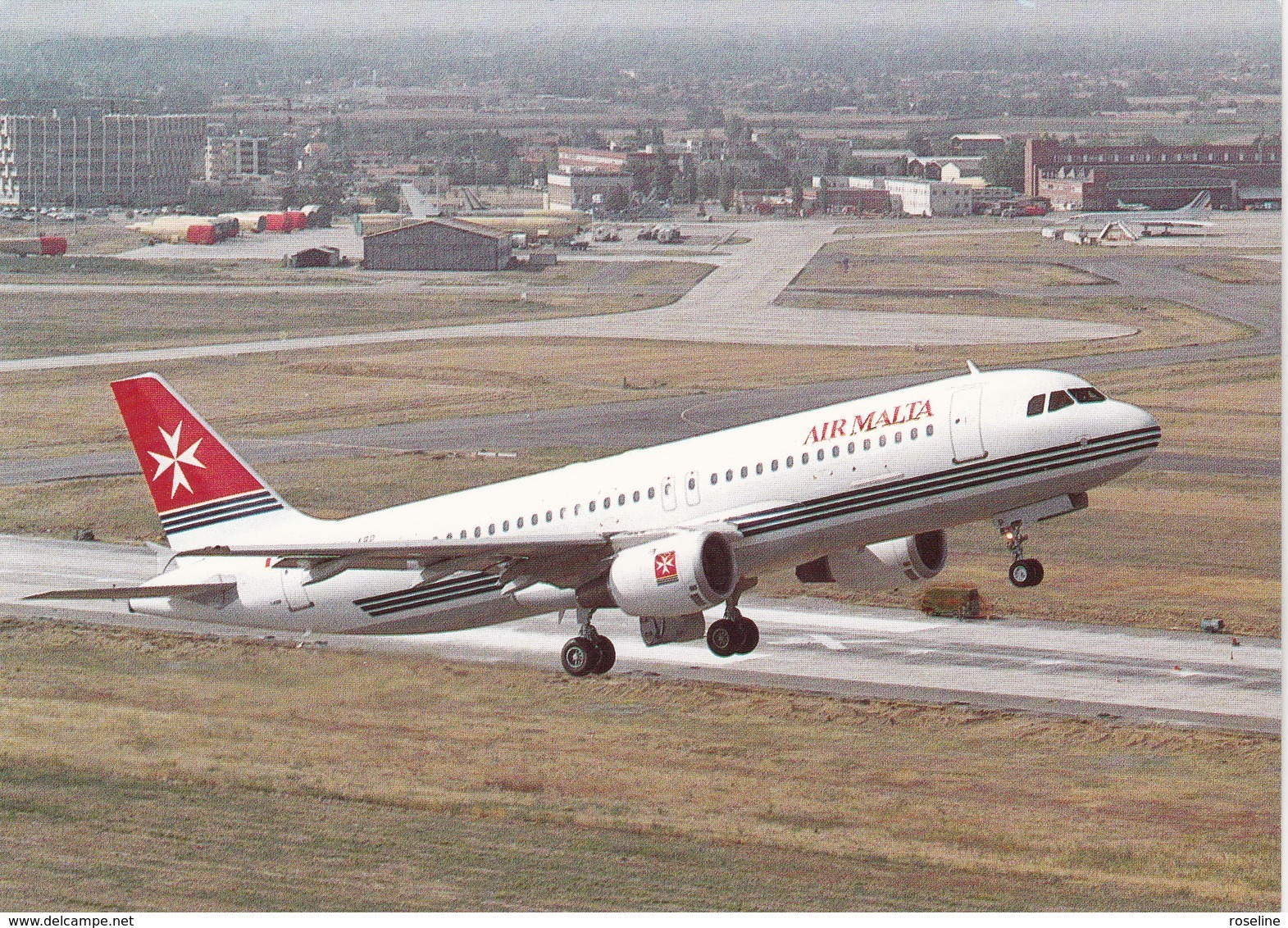 Avion Airbus A320  Au Decollage De...  En Fonds Avion Concorde  Air Malta  - CPM  12,5x17,5 TBE Neuve - 1946-....: Moderne